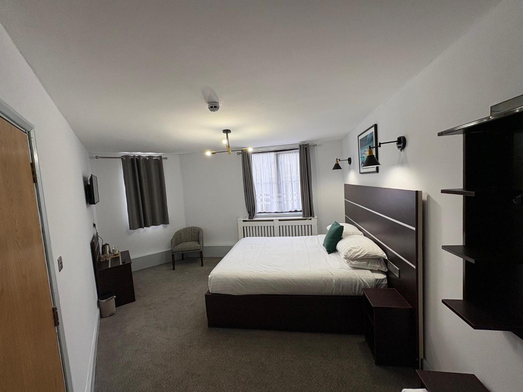 Standard Double Room with Walk-In Shower - Disability Access/Non-Smoking - Photo 2