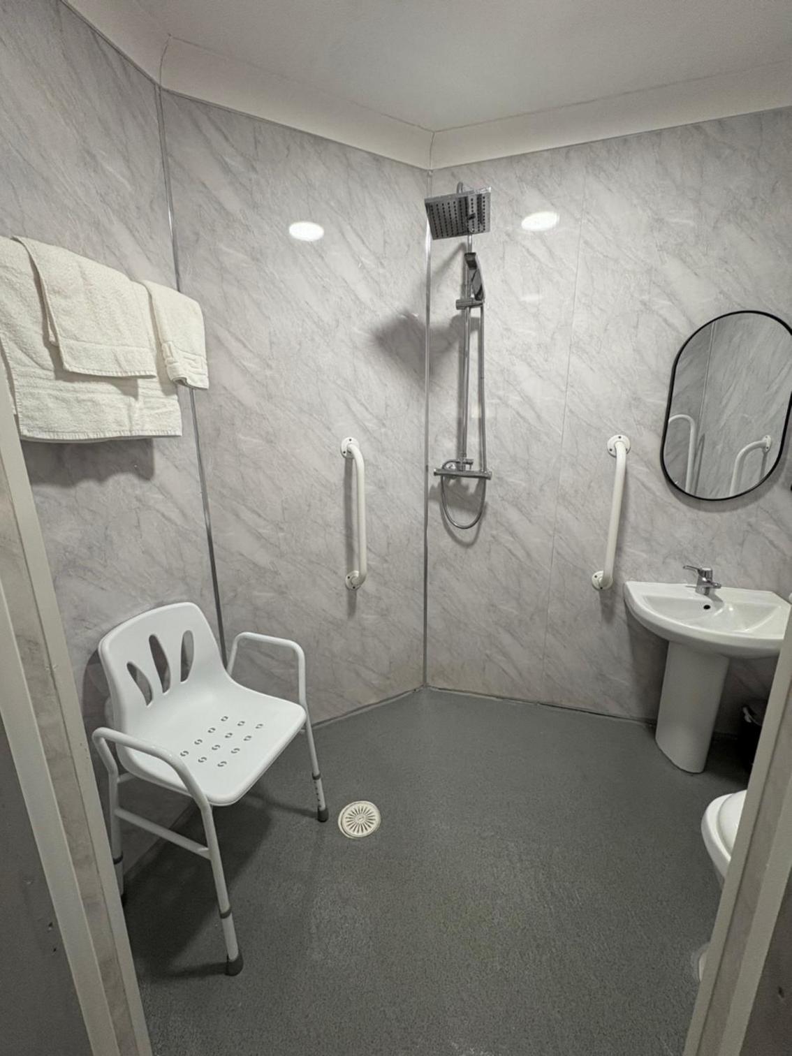 Standard Double Room with Walk-In Shower - Disability Access/Non-Smoking - Photo 7