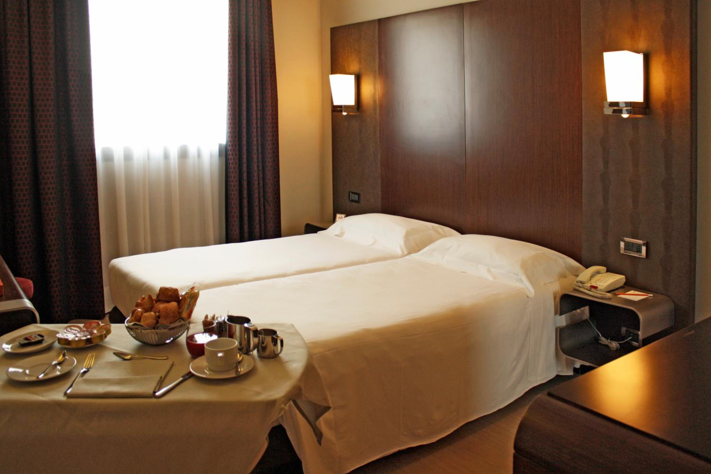 Standard Twin Room - Photo 3