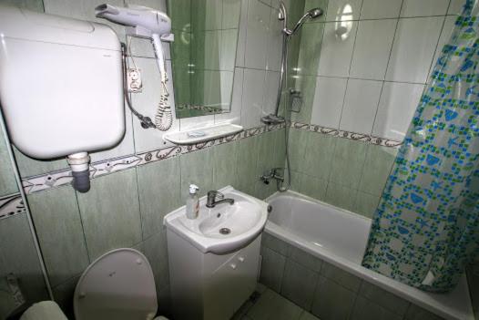 Twin Room - Photo 10