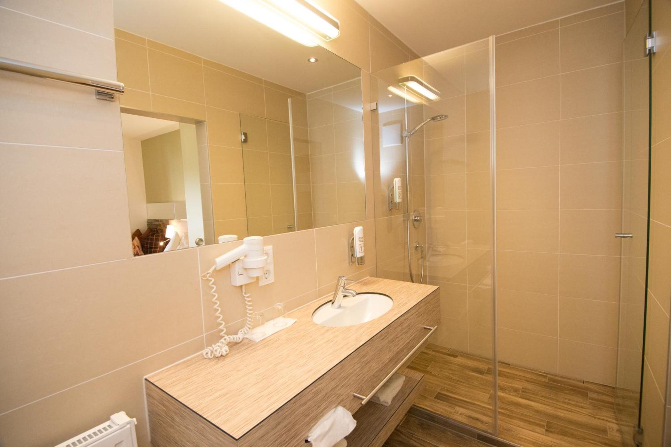 Quadruple Room - Photo 8