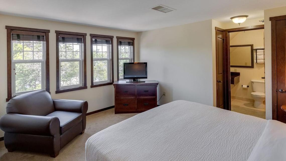 King Suite - Photo 3