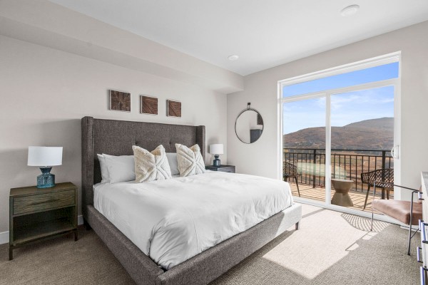 Luxury condo, 2 bedrooms, mountain view