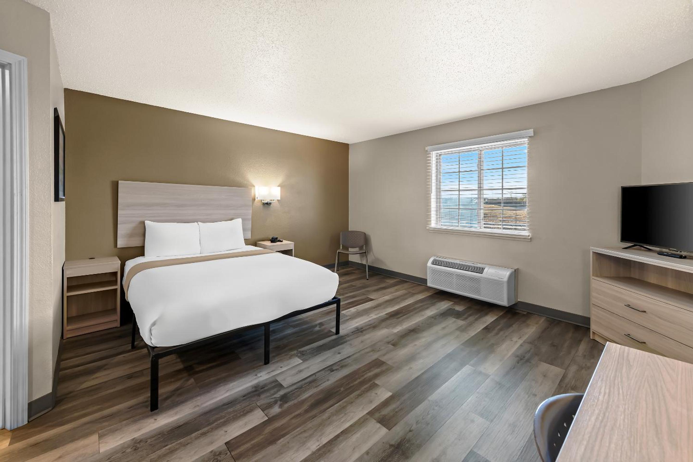 Efficiency Queen Room - Smoking/Interior Hall