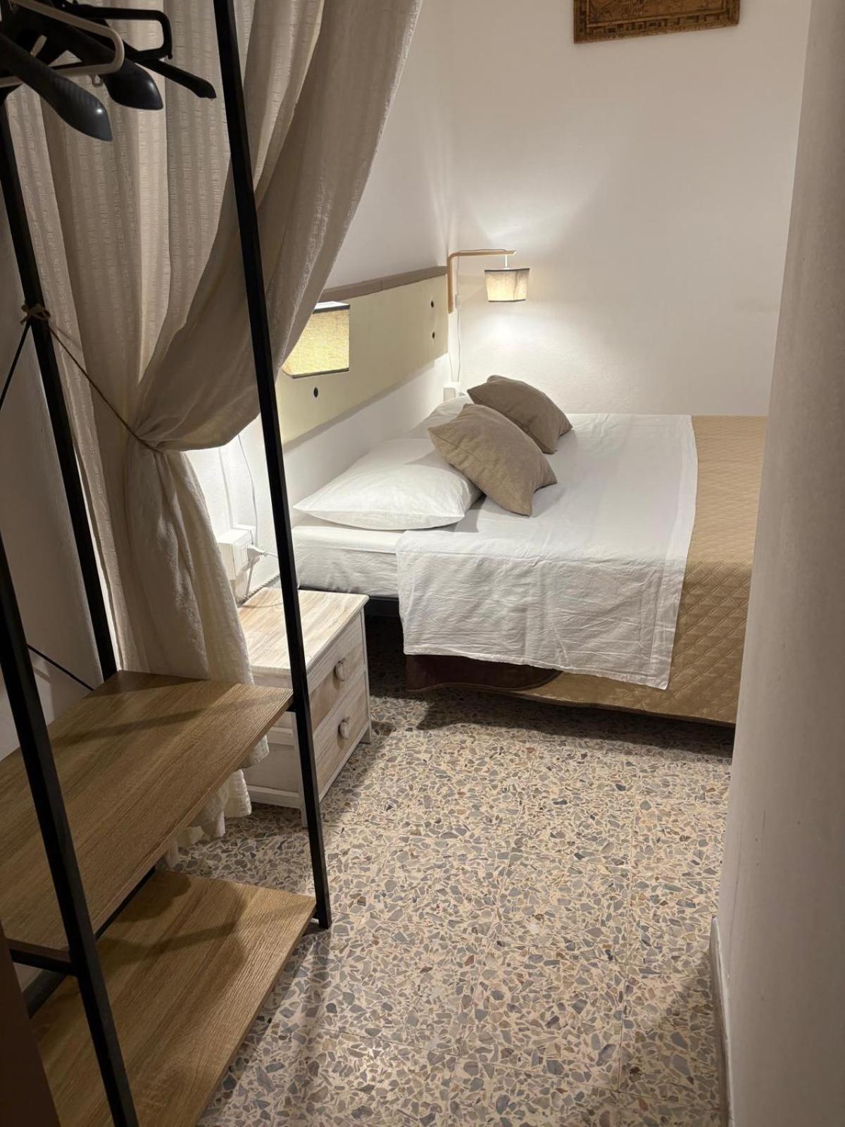 Budget Double Room - Photo 2