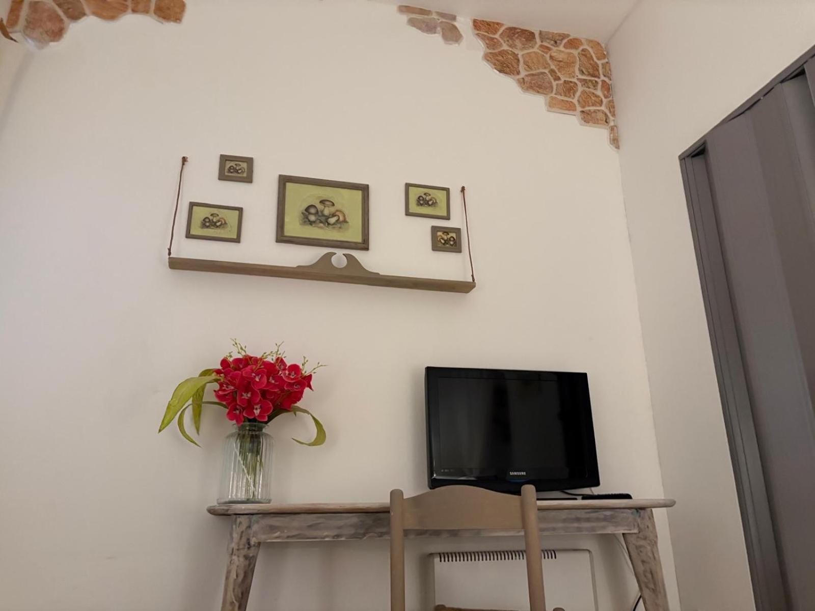 Budget Double Room - Photo 6