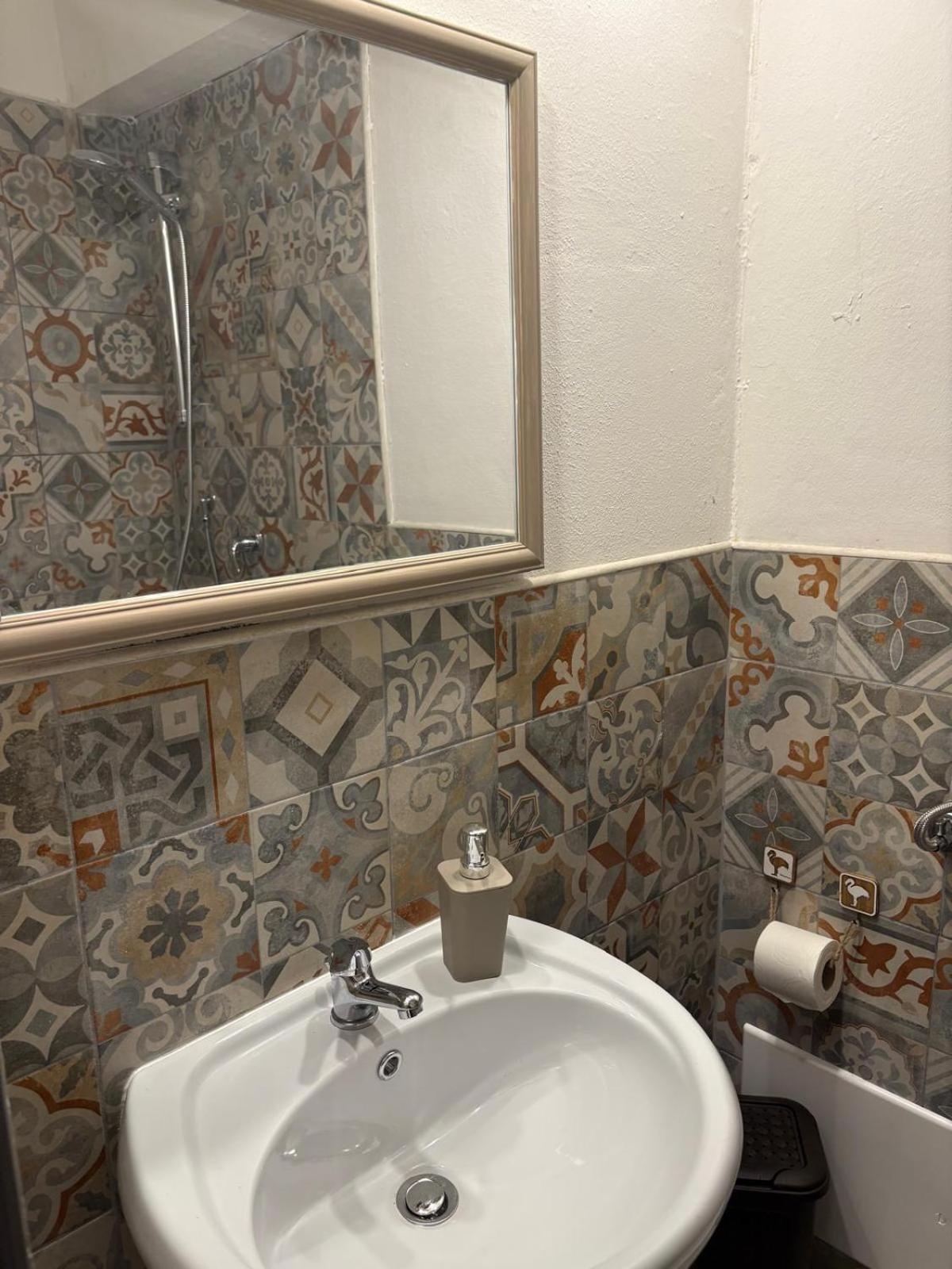 Budget Double Room - Photo 7