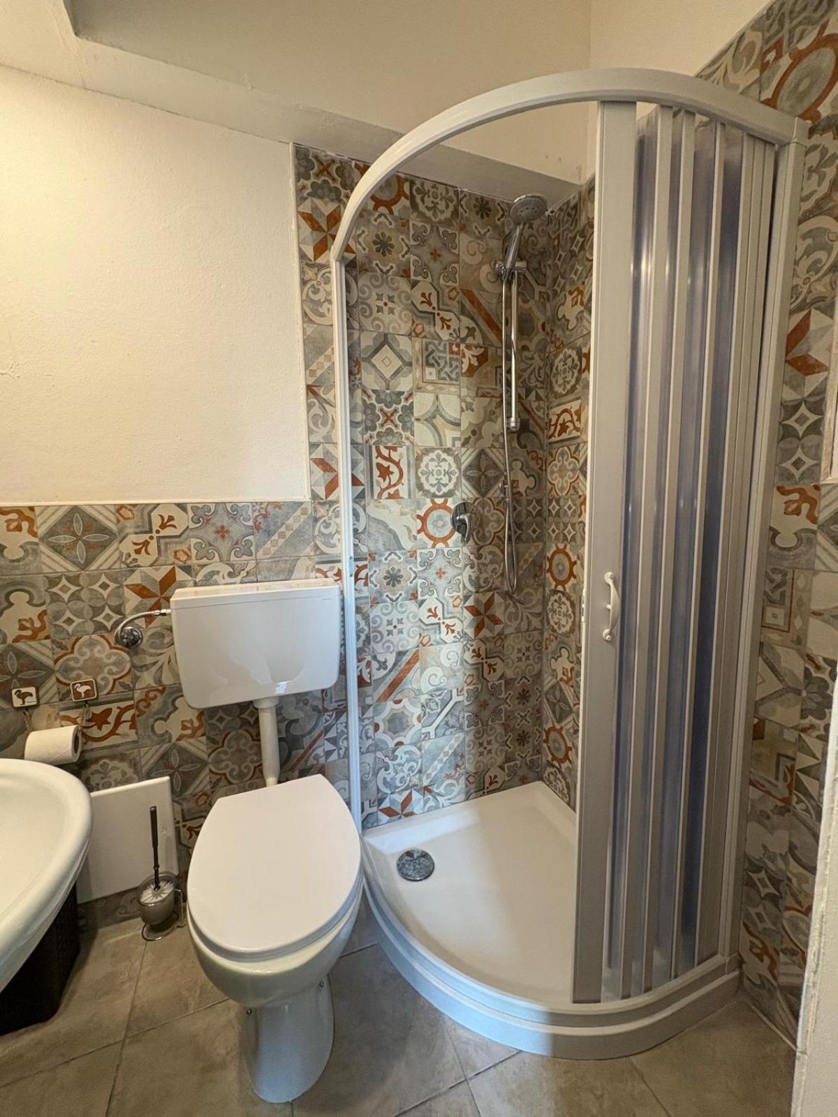 Budget Double Room - Photo 8