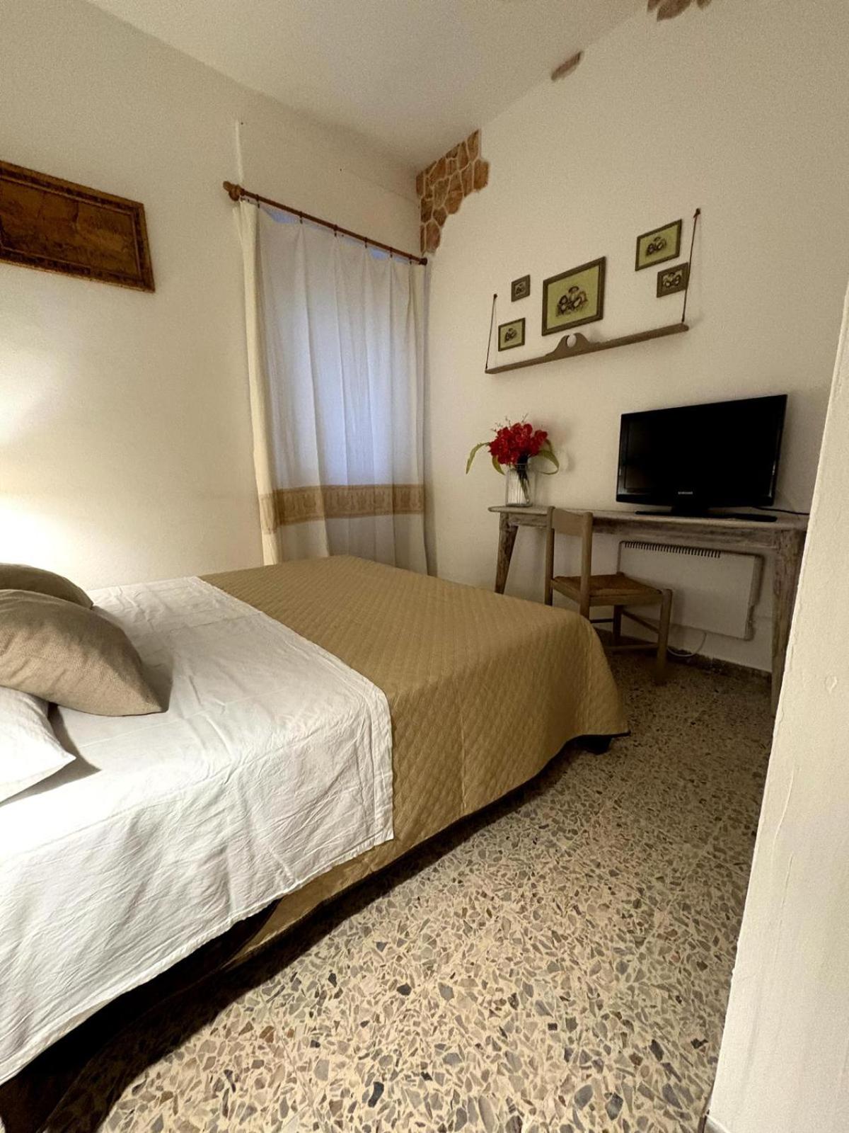 Budget Double Room - Photo 9