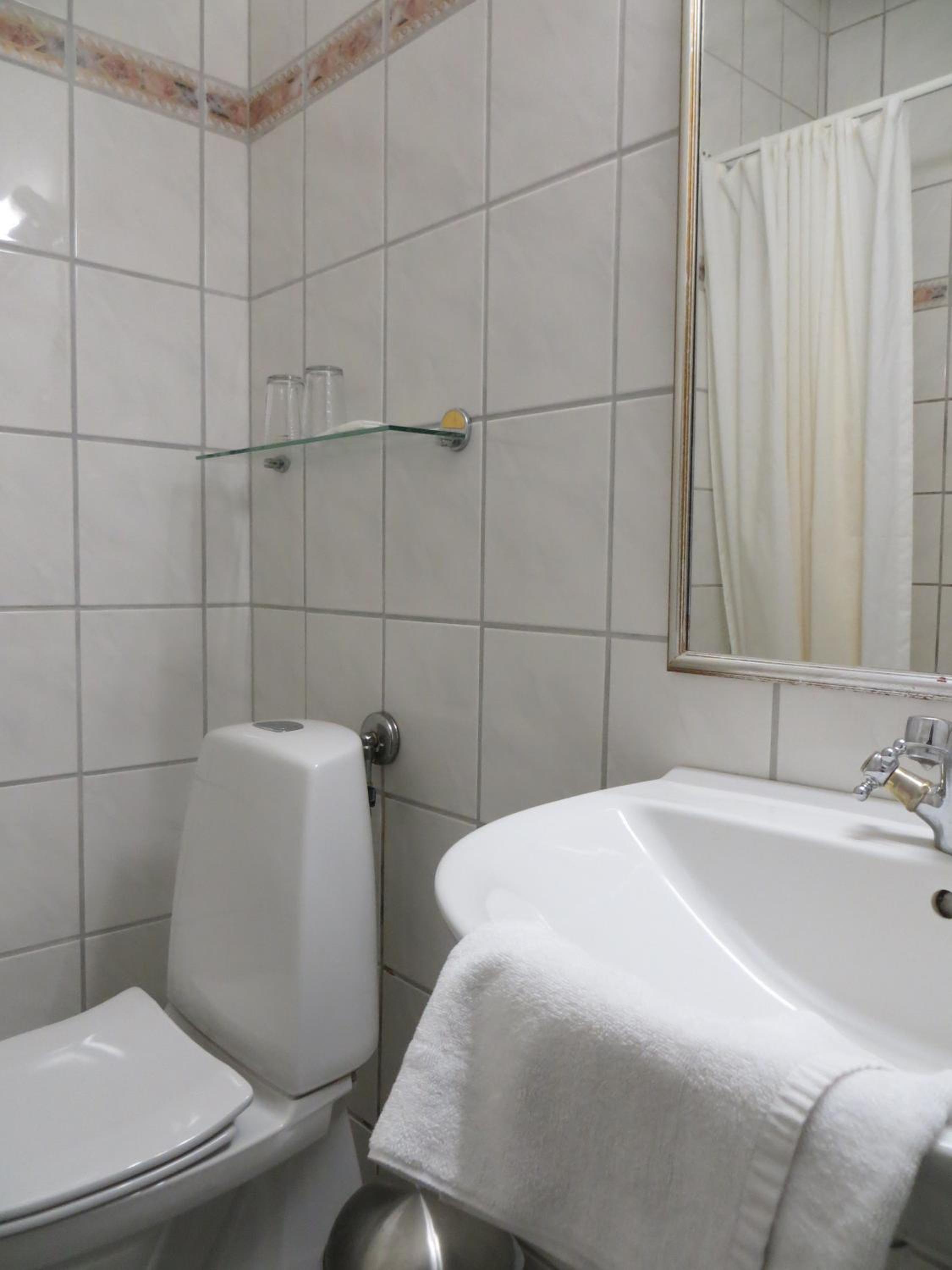 Standard Double or Twin Room - Photo 7