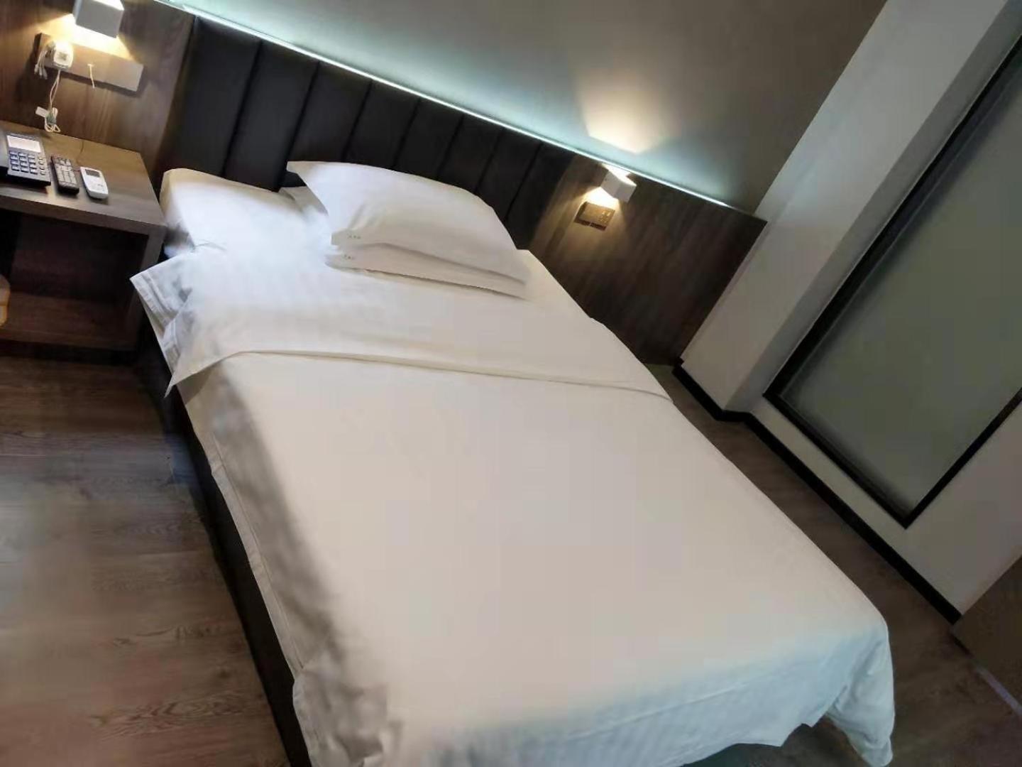 Comfortable Queen Room photo 1