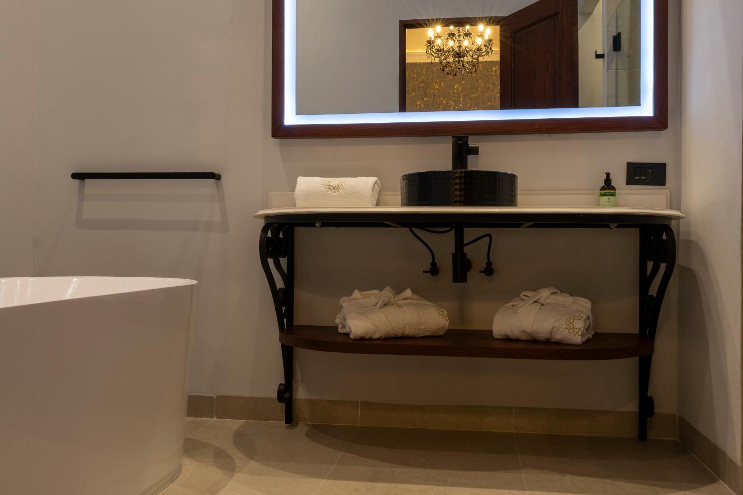 Queen Suite with Spa Bath - Photo 15