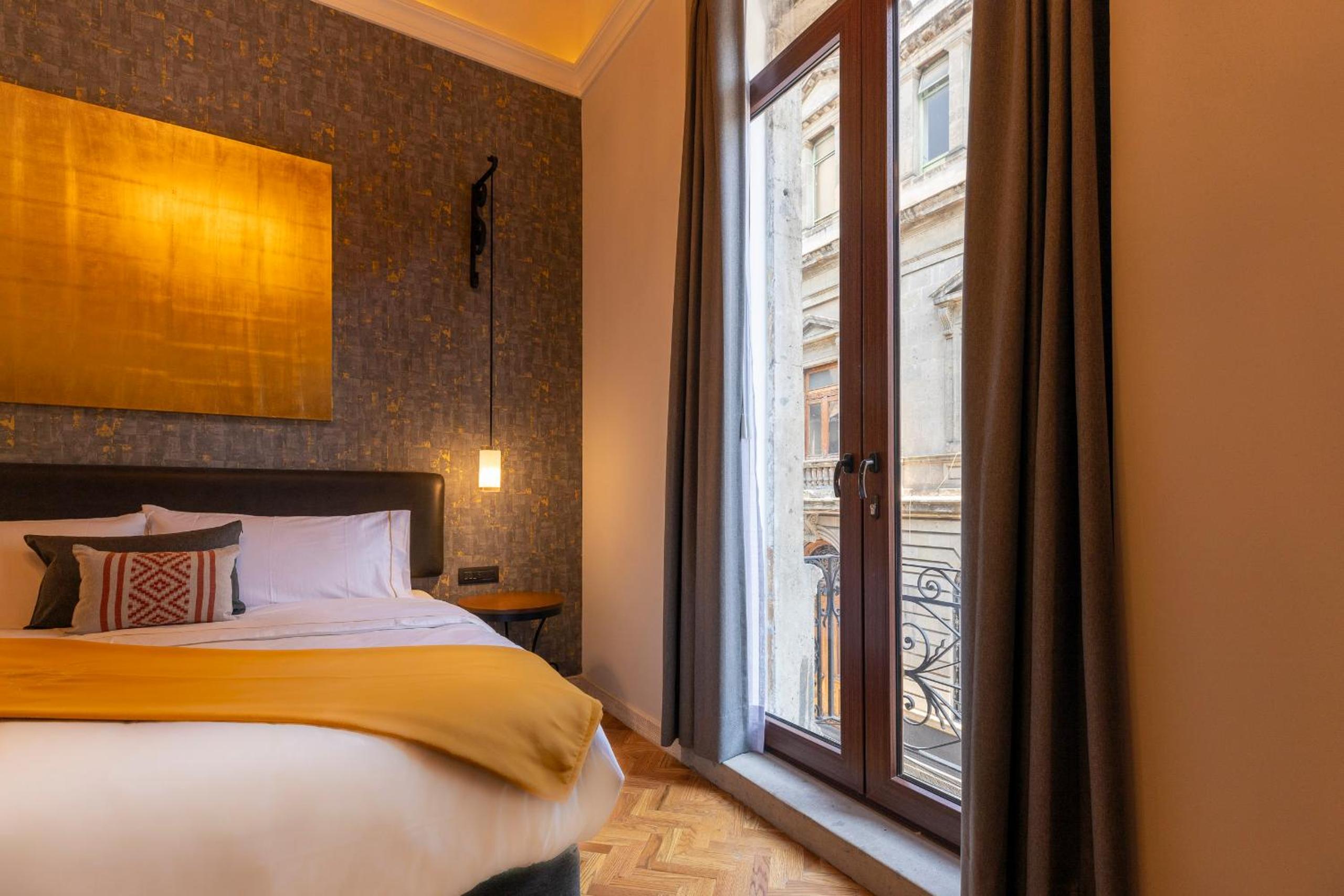 Queen Suite with Spa Bath - Photo 18