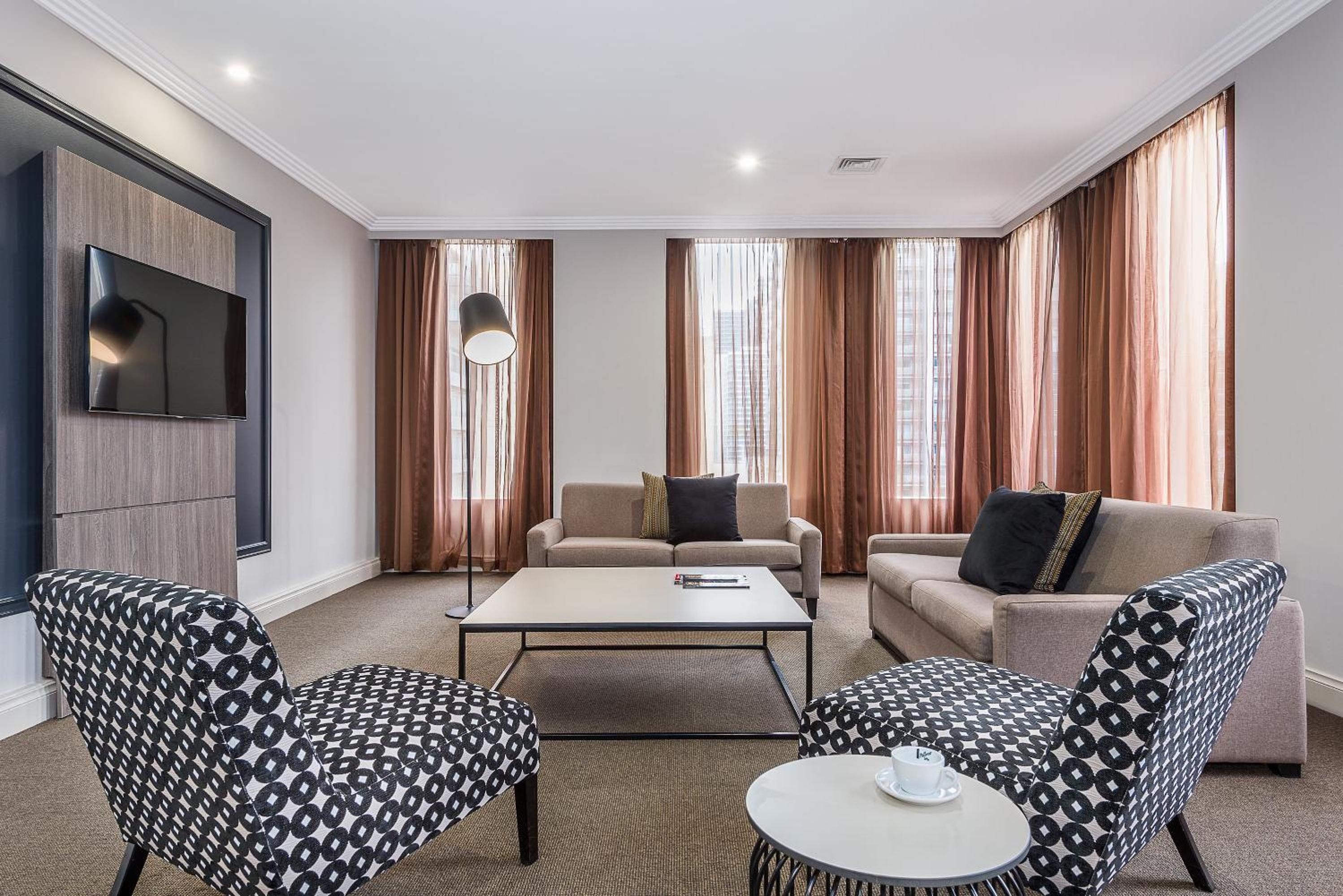 Deluxe One-Bedroom Suite - Weekly Housekeeping