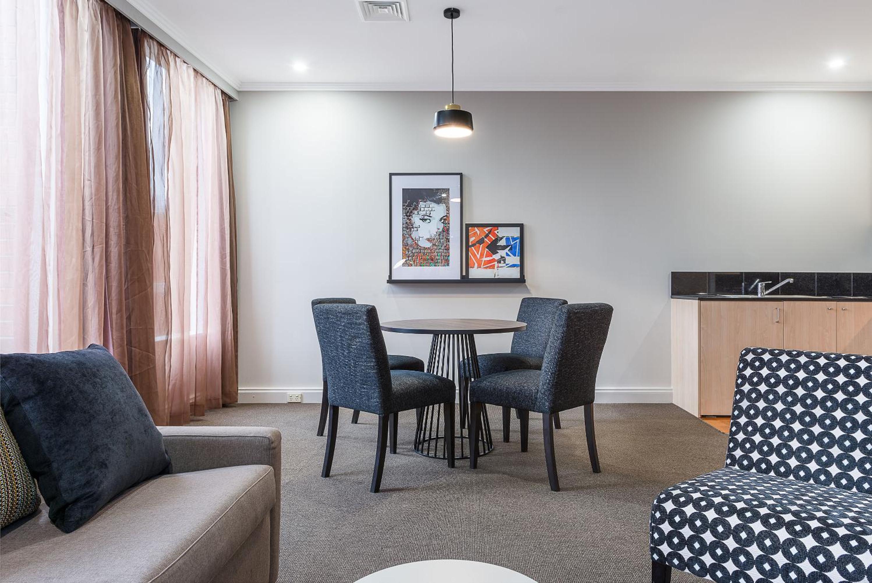 One-Bedroom Suite thumbnail 5