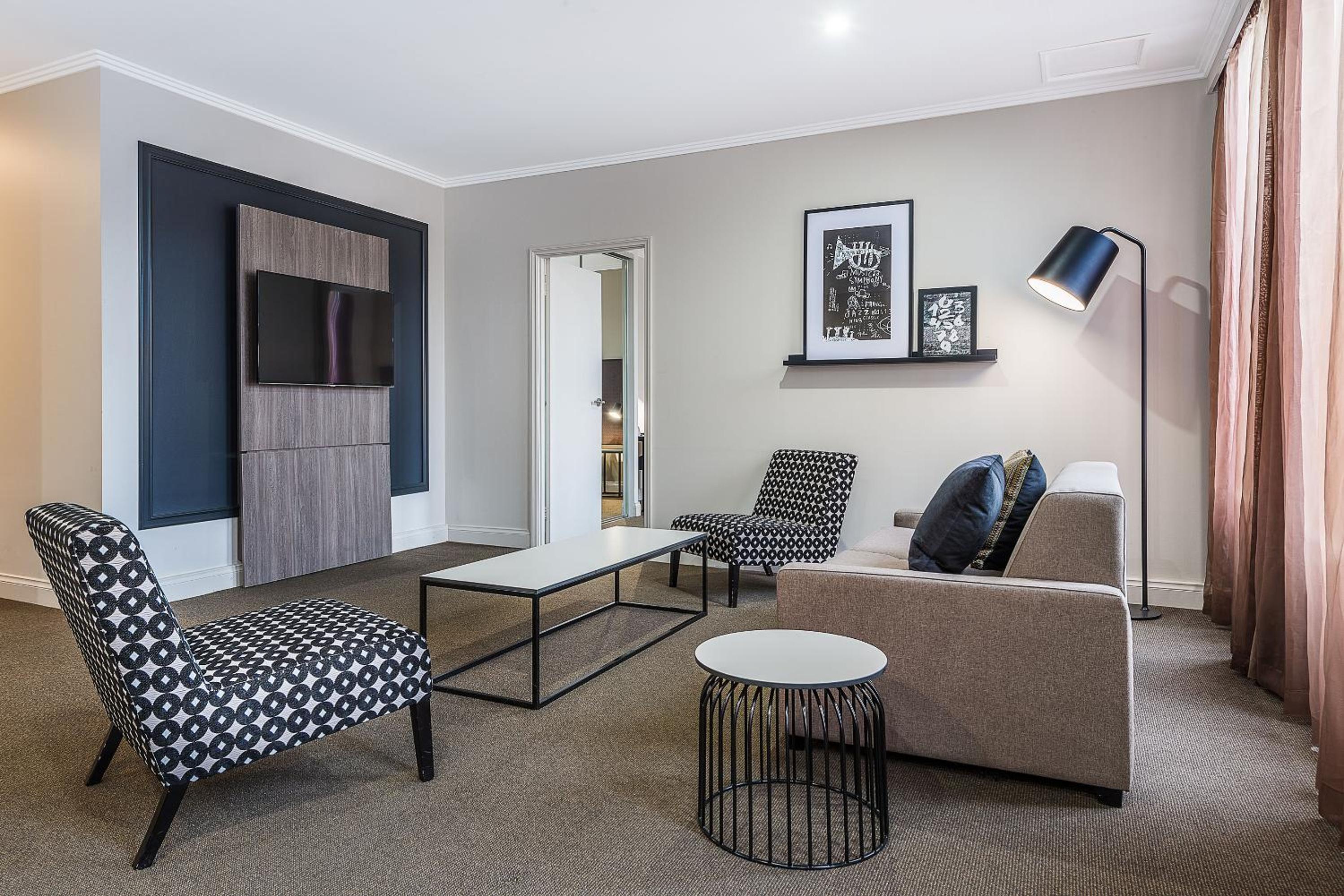 One-Bedroom Suite thumbnail 6