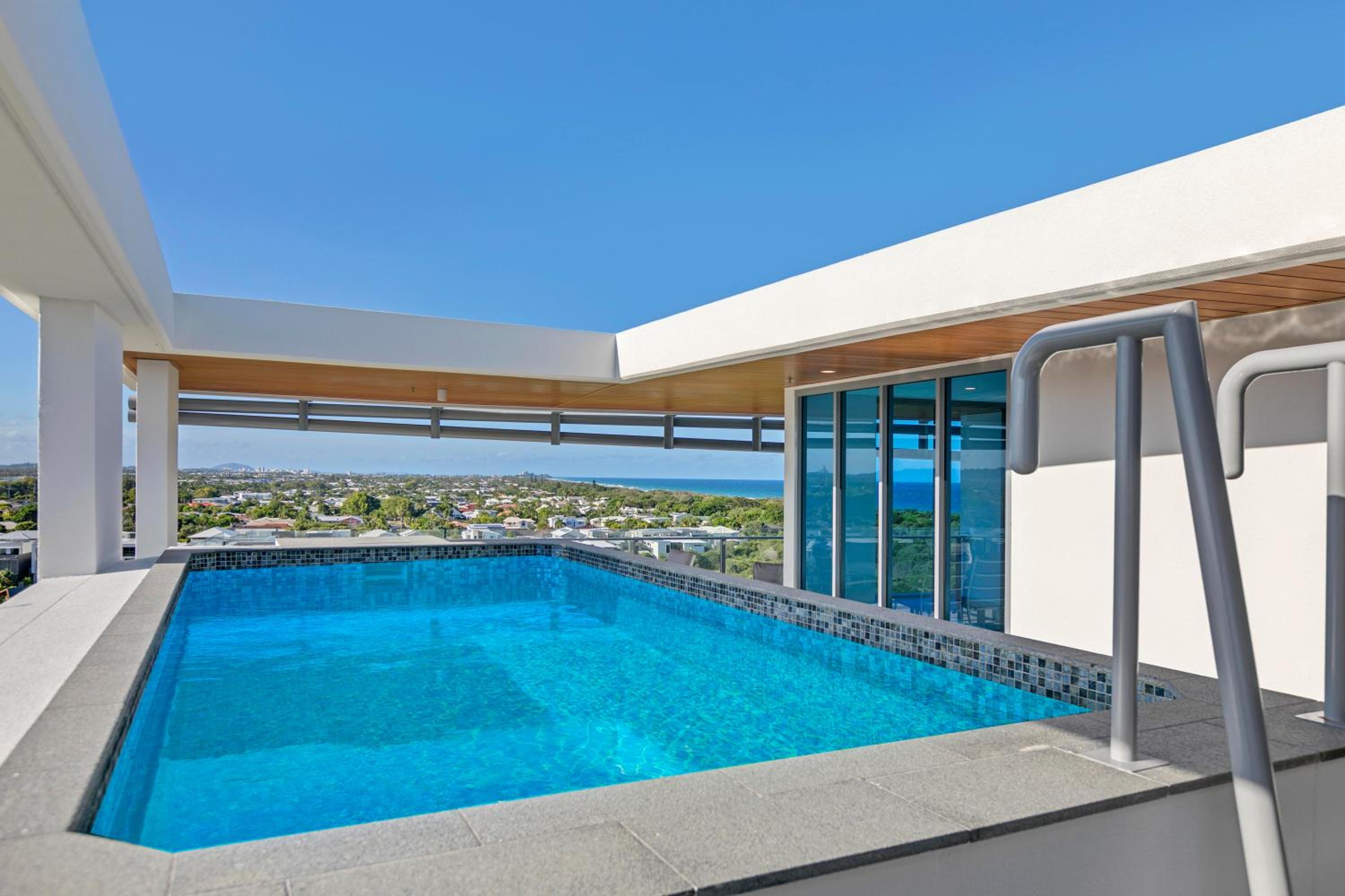 Three Bedroom Penthouse Ocean View with Rooftop Private Pool