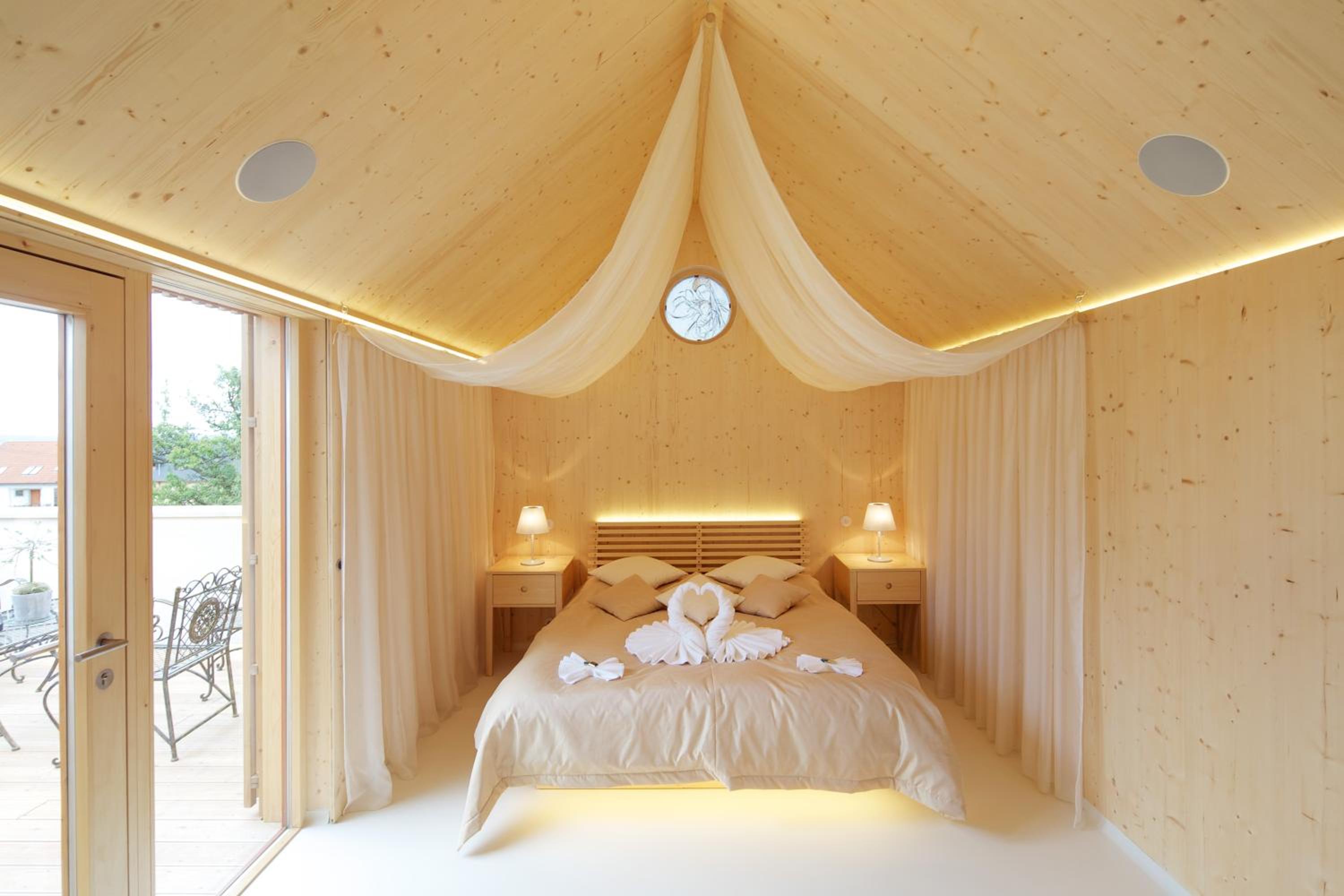 Deluxe Double Room with Balcony photo 2
