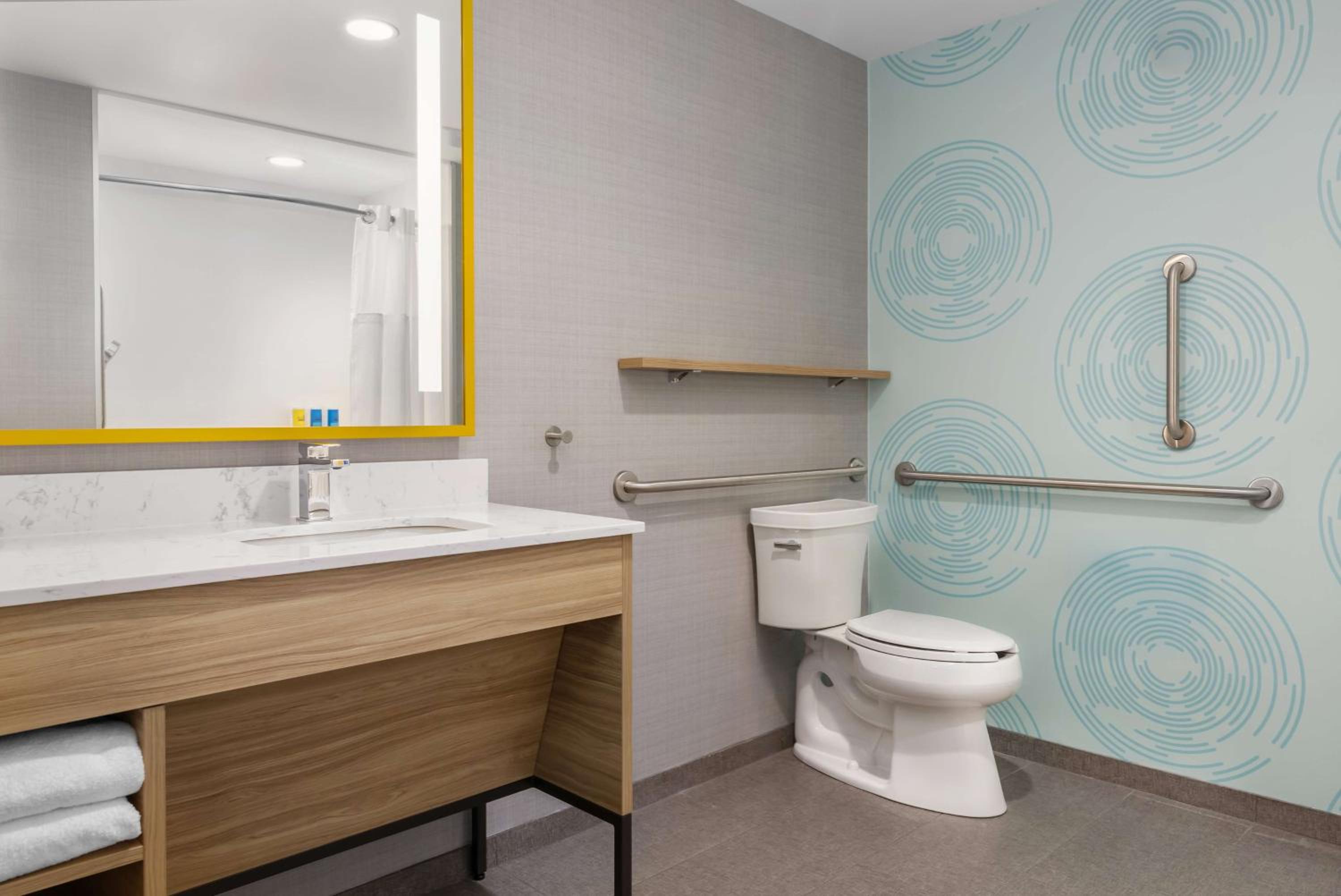 Queen Room With Two Queen Beds - Mobility Access photo 1