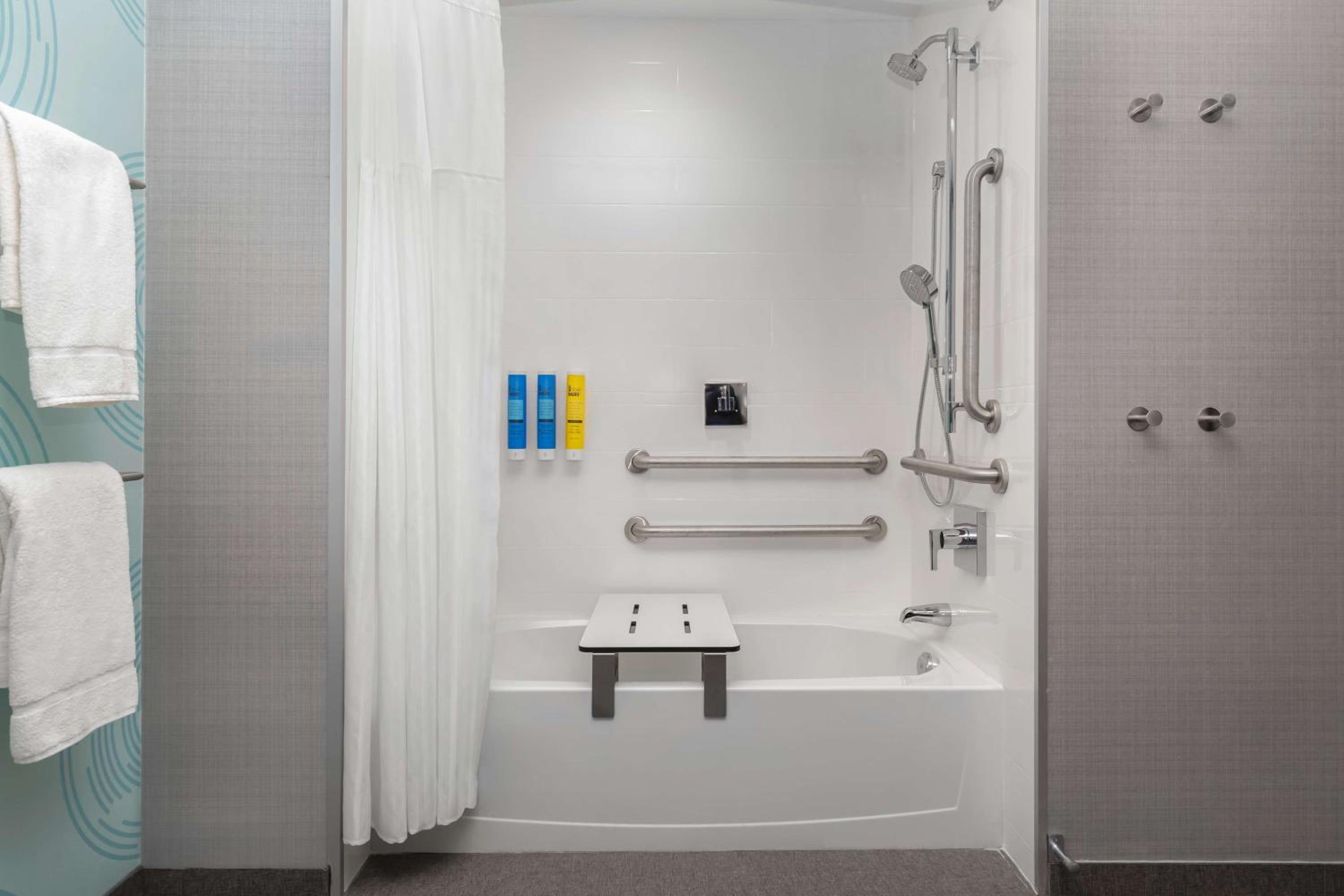 Queen Room With Two Queen Beds - Mobility Access photo 2