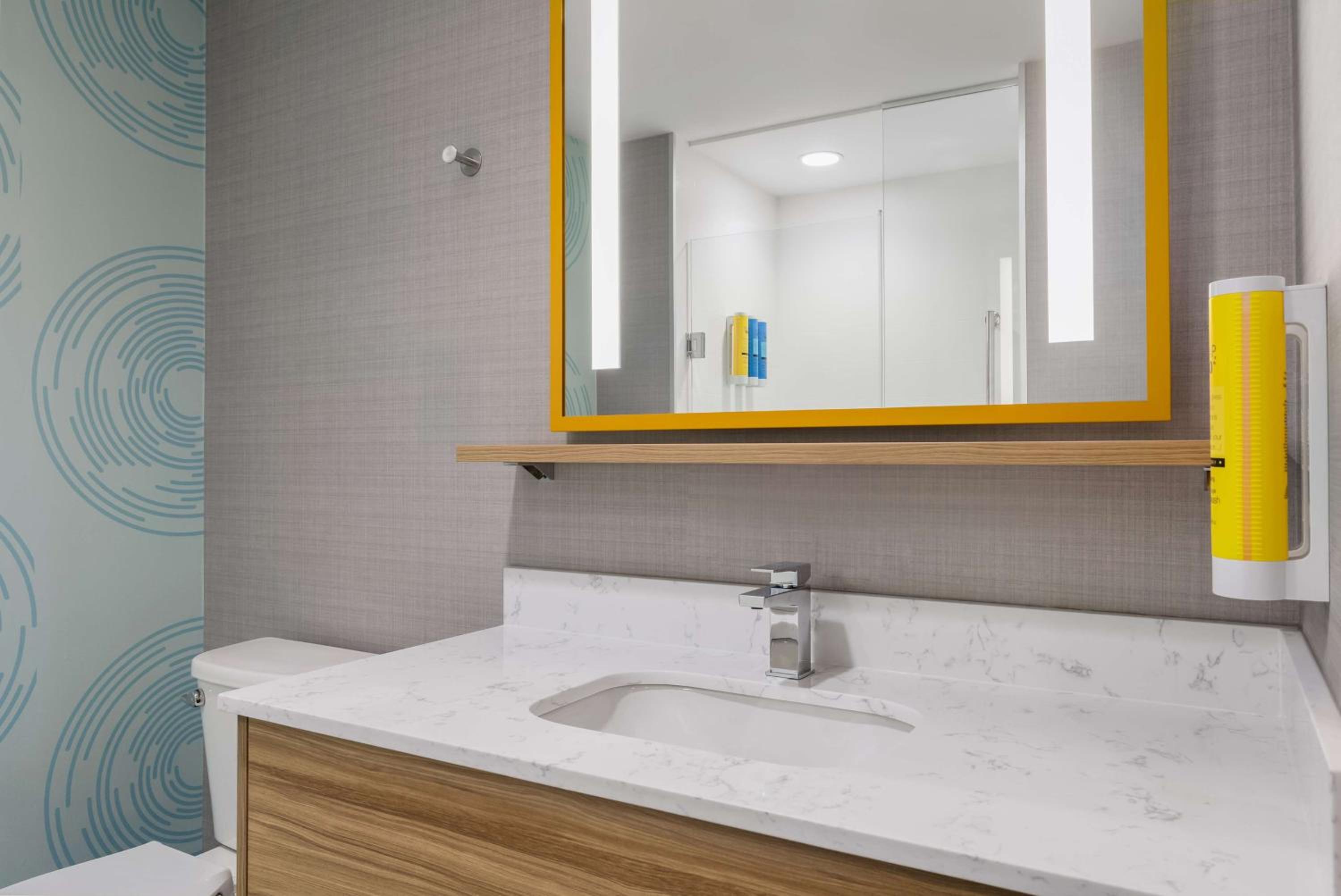 Queen Room with Two Queen Beds and Walk-In Shower photo 2