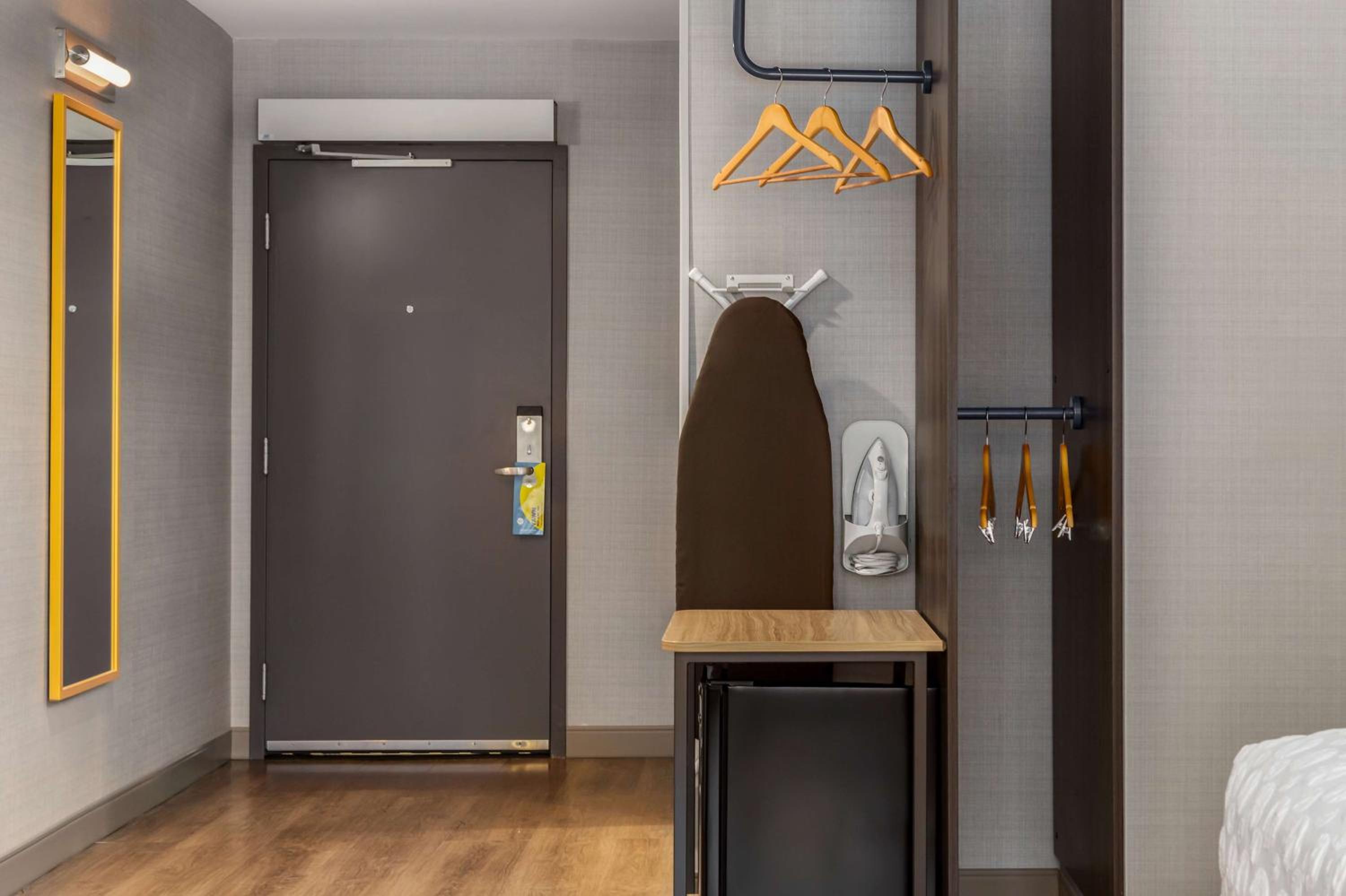 King Room with Walk-In Shower photo 3