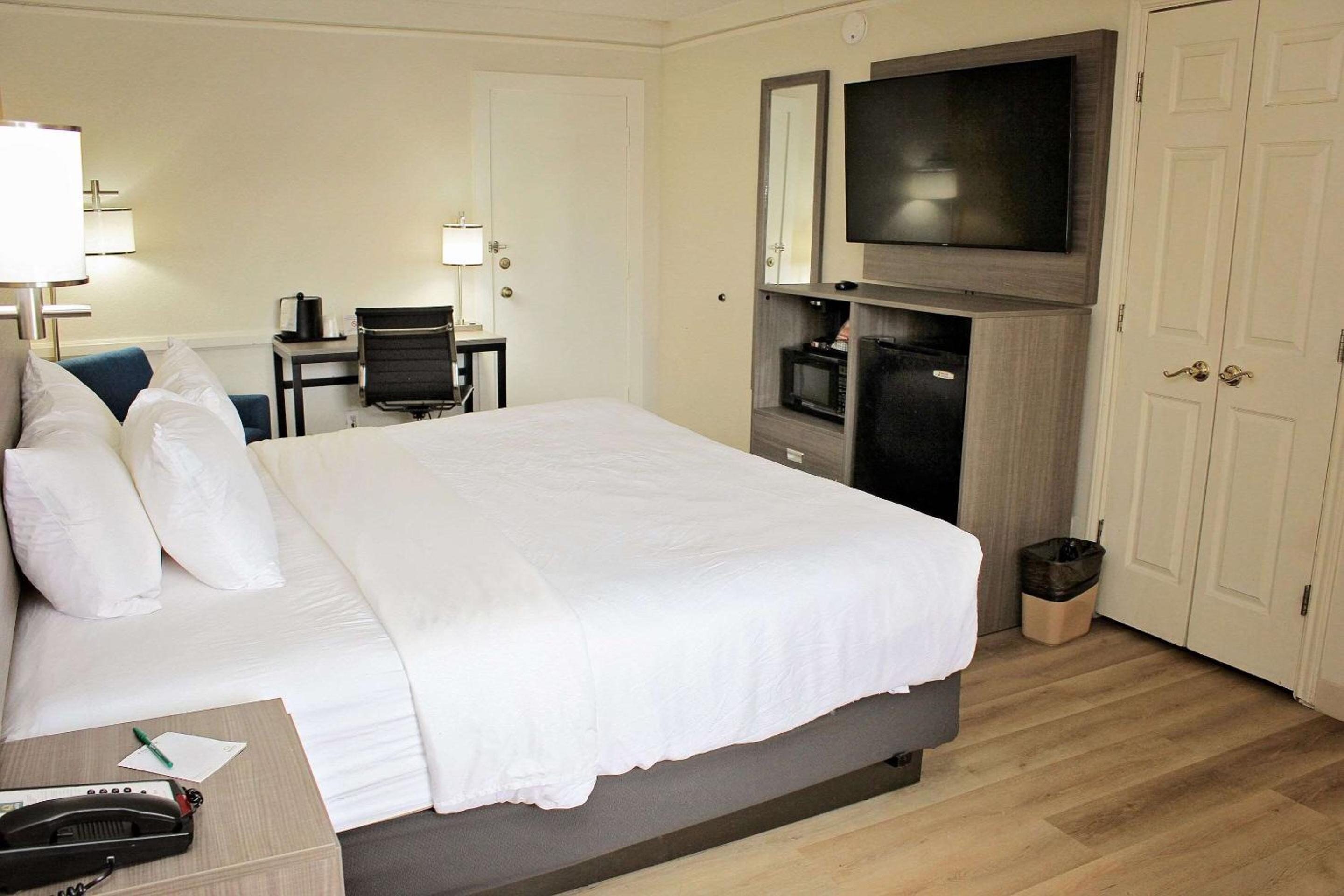 1 King Bed | Mobility Accessible Tub, Nsmk photo 2