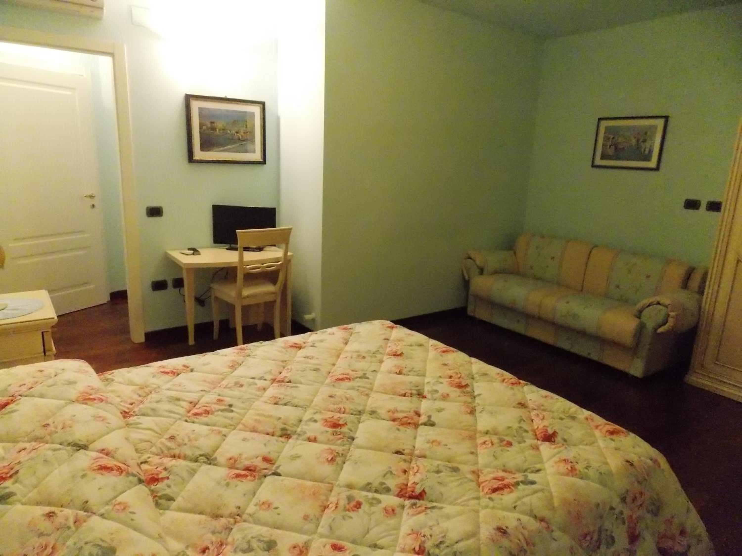 Quadruple Room - Photo 1