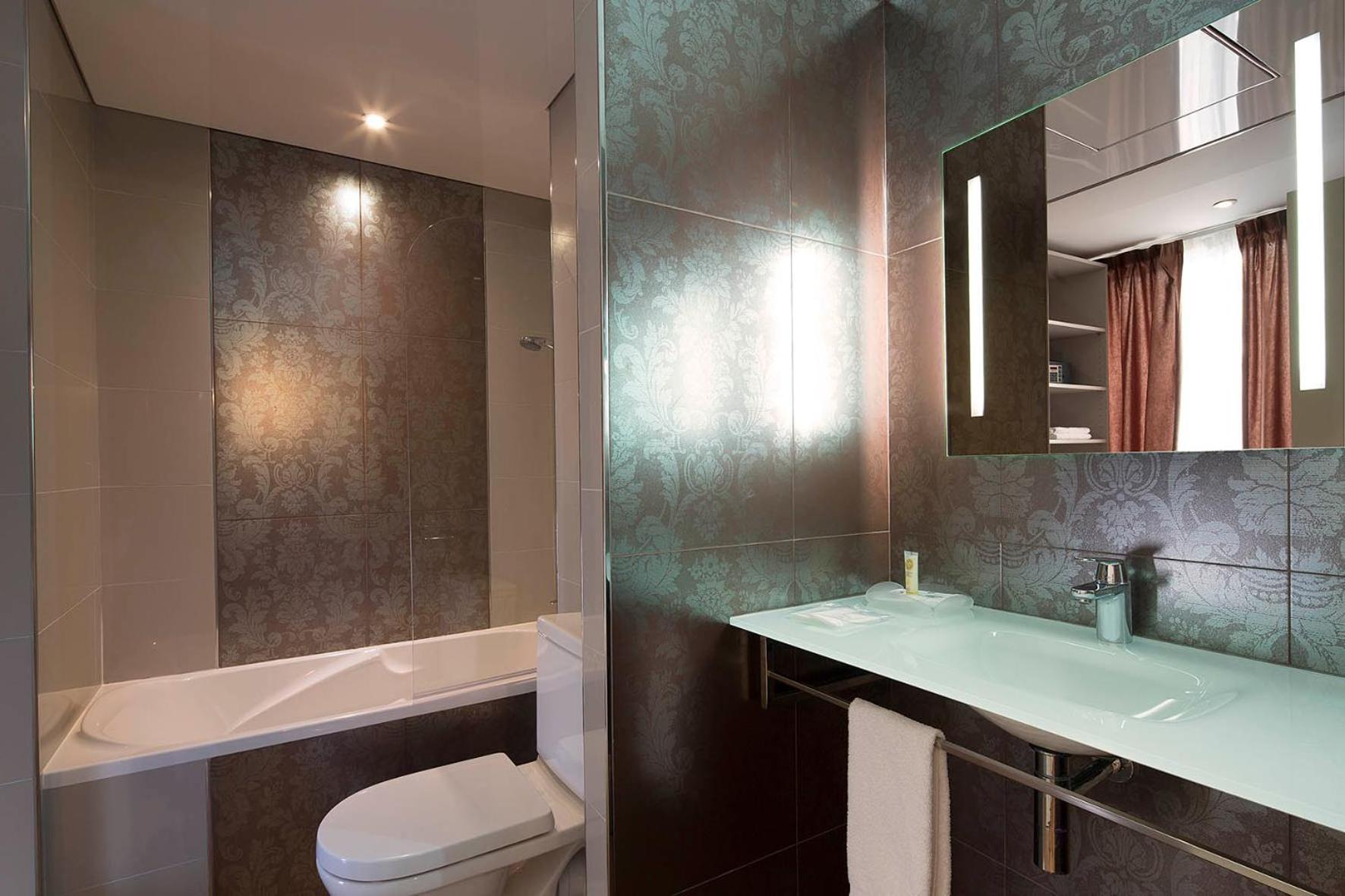 Superior Queen Room with Bath Tub - Non-Smoking