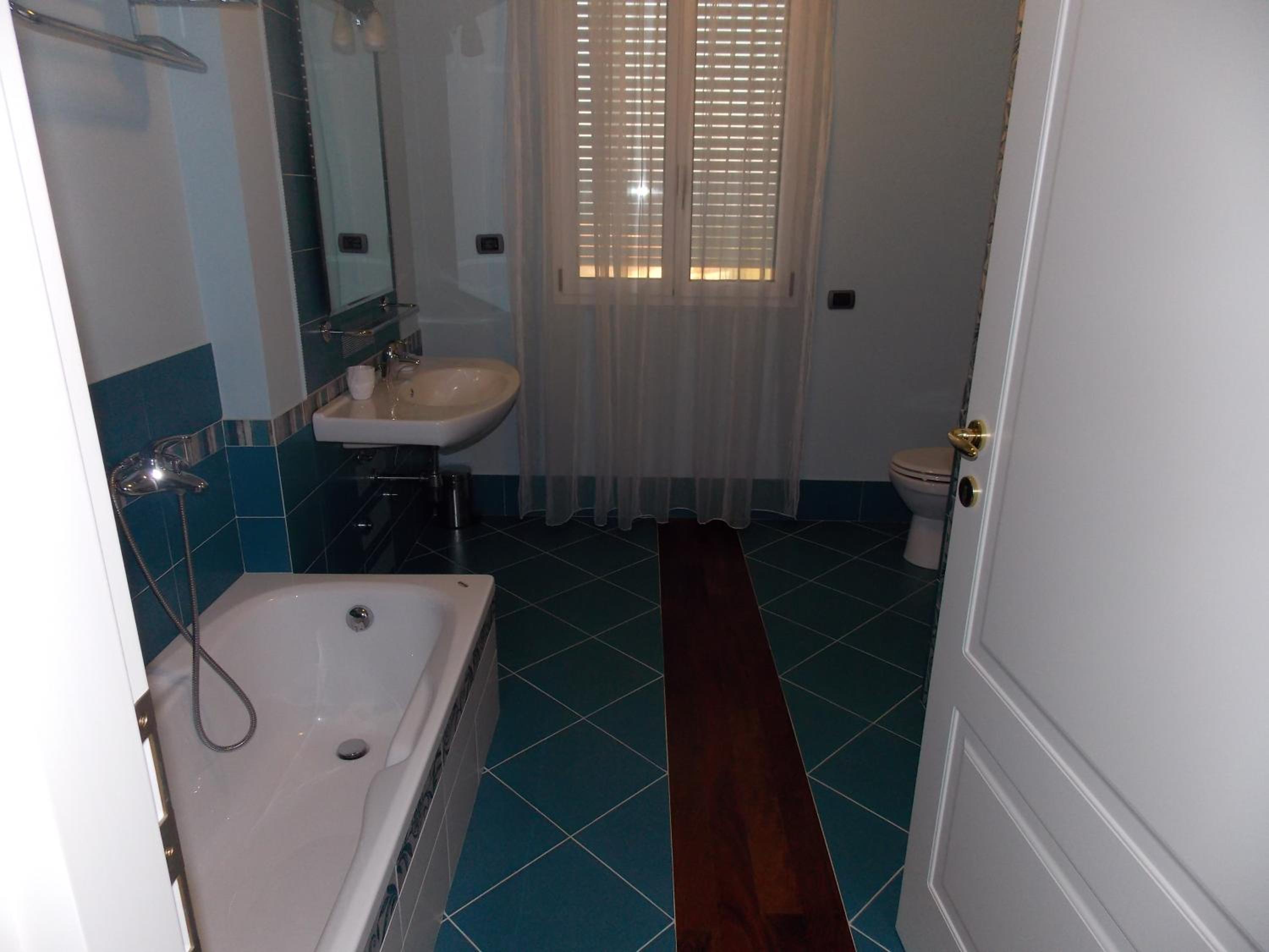 Quadruple Room - Photo 9