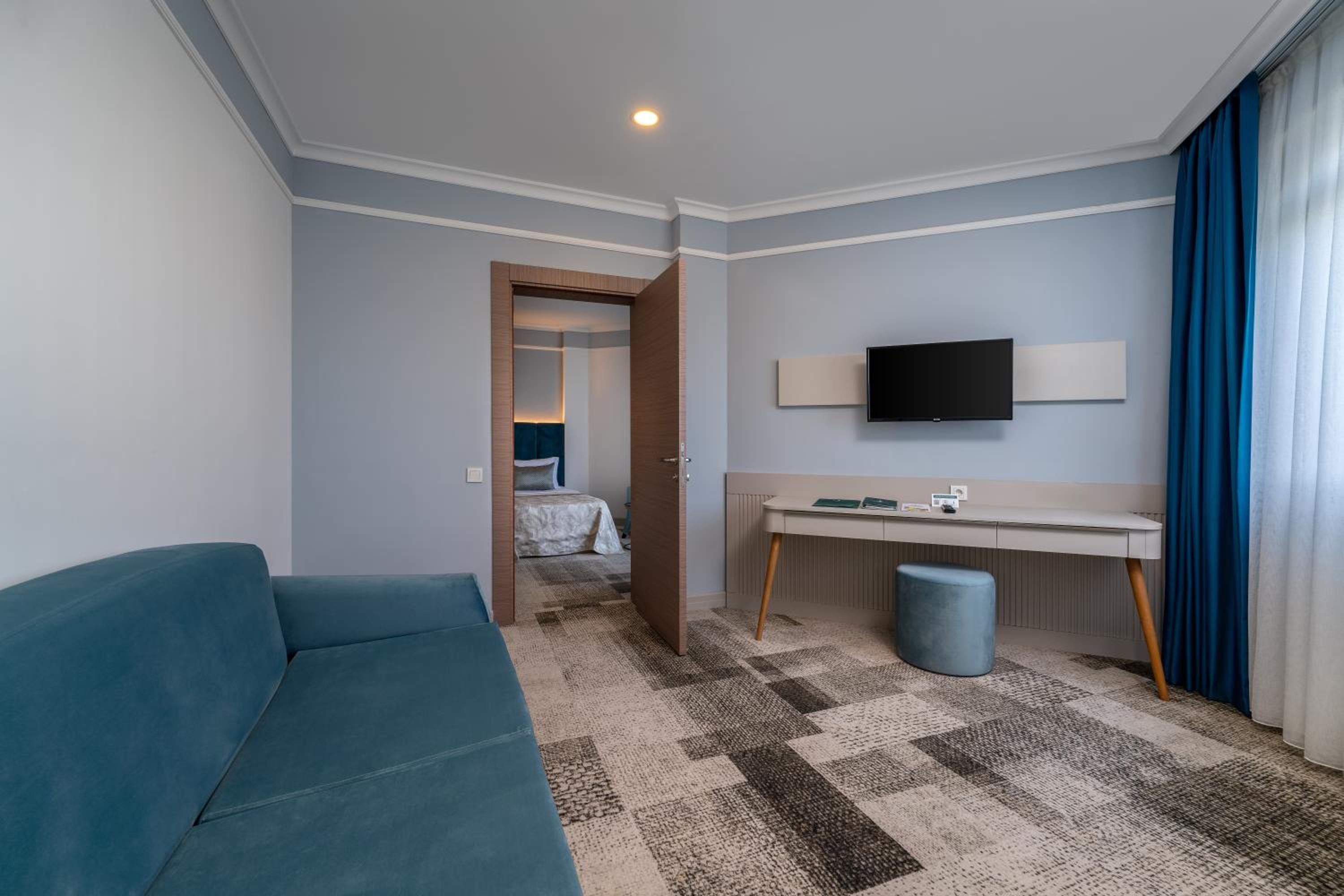 Family Room with Balcony photo 2