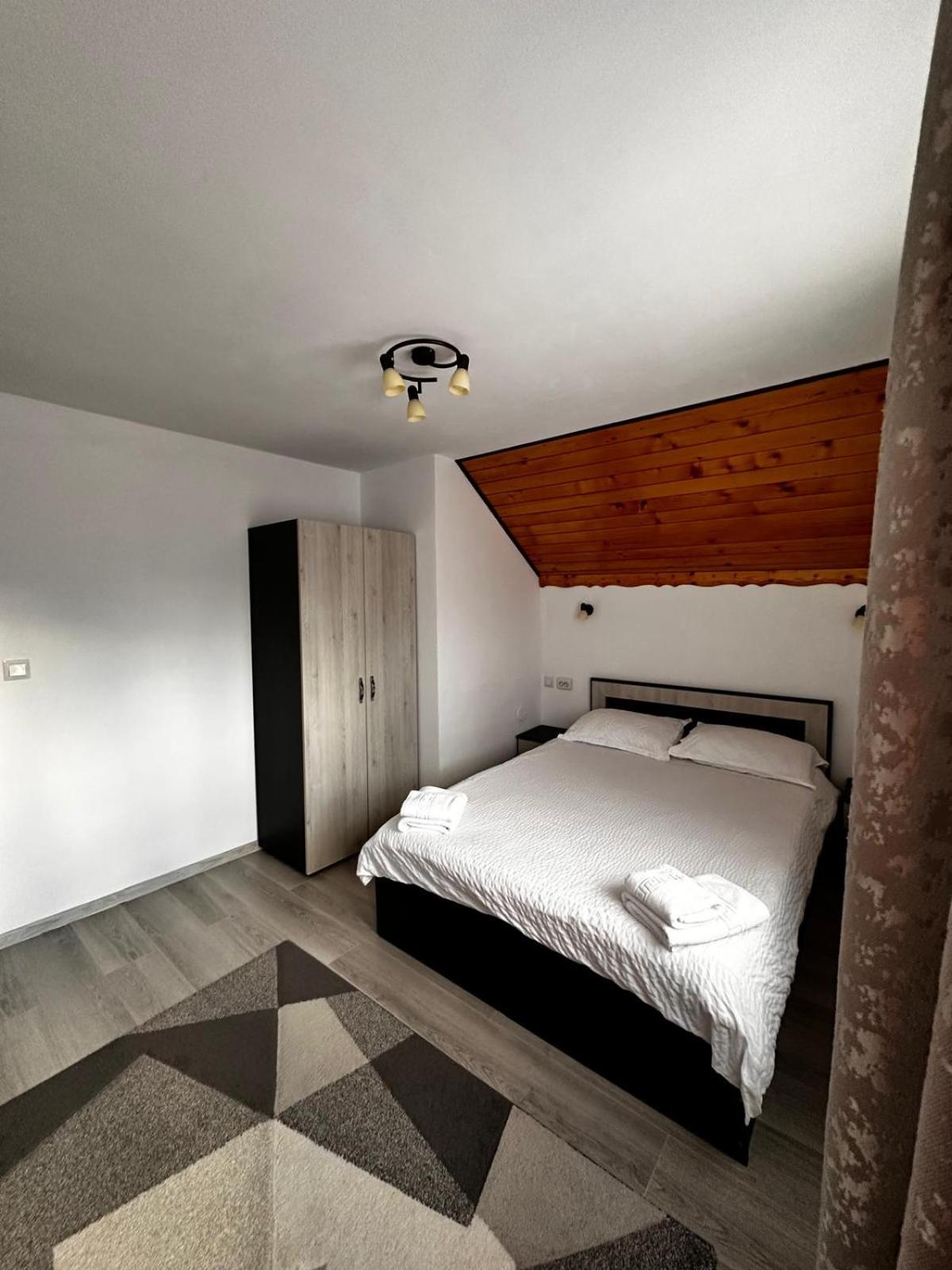 Deluxe Room (2 Adults + 1 Child) - Photo 4