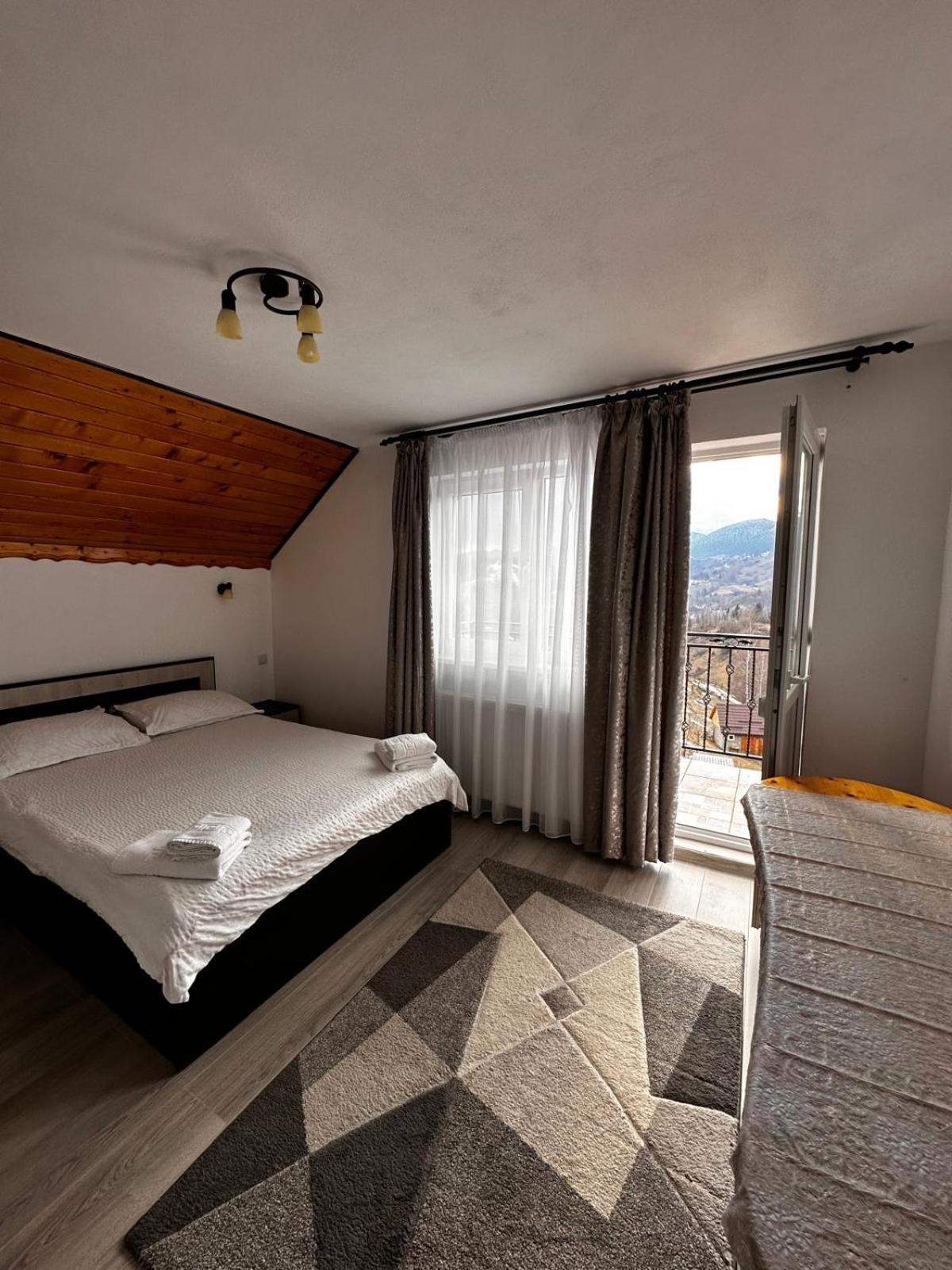 Deluxe Room (2 Adults + 1 Child) - Photo 3
