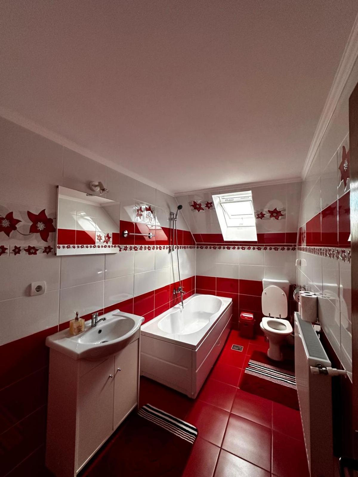 Deluxe Room (2 Adults + 1 Child) - Photo 1