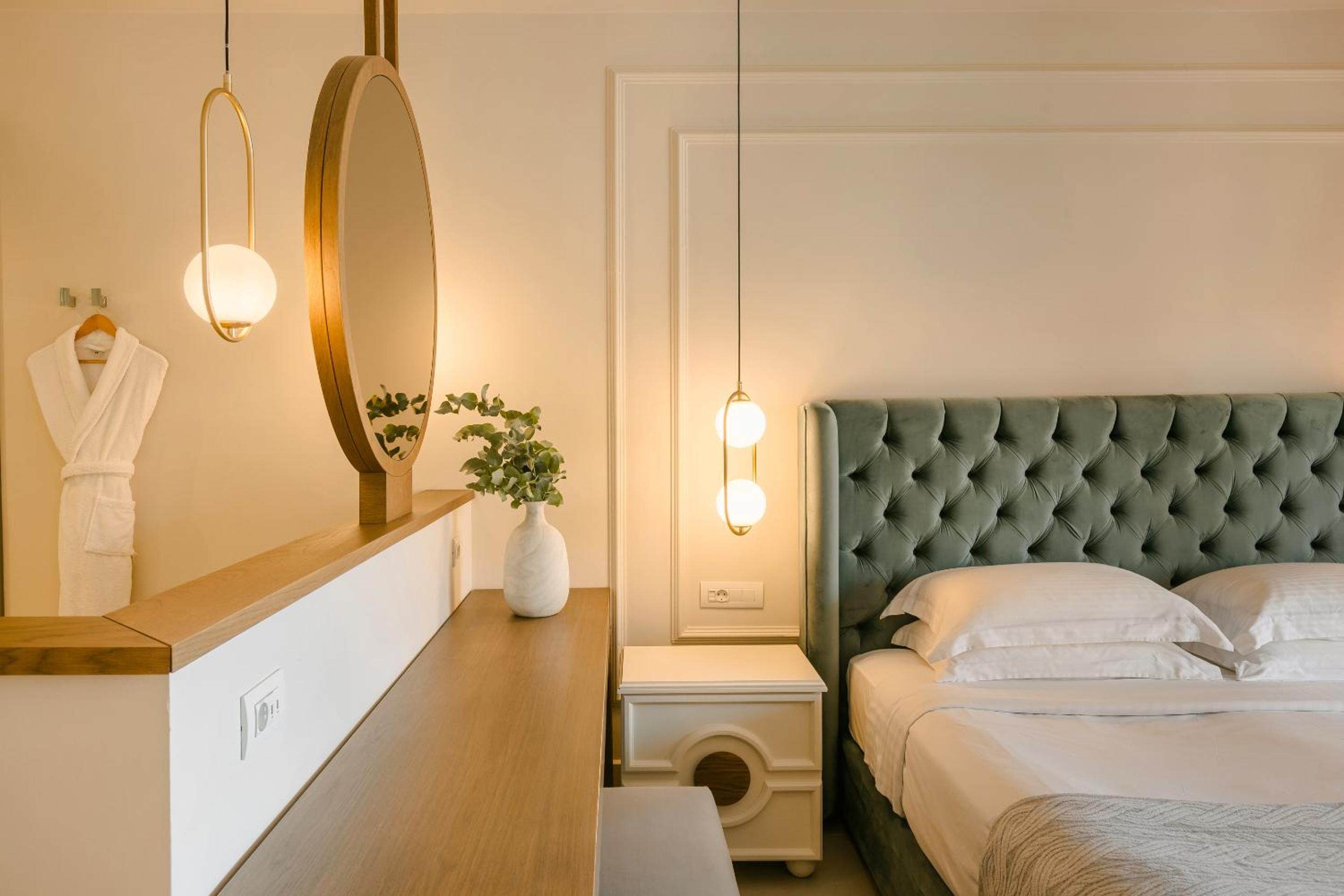 Deluxe Double Room with Side Sea View photo 2