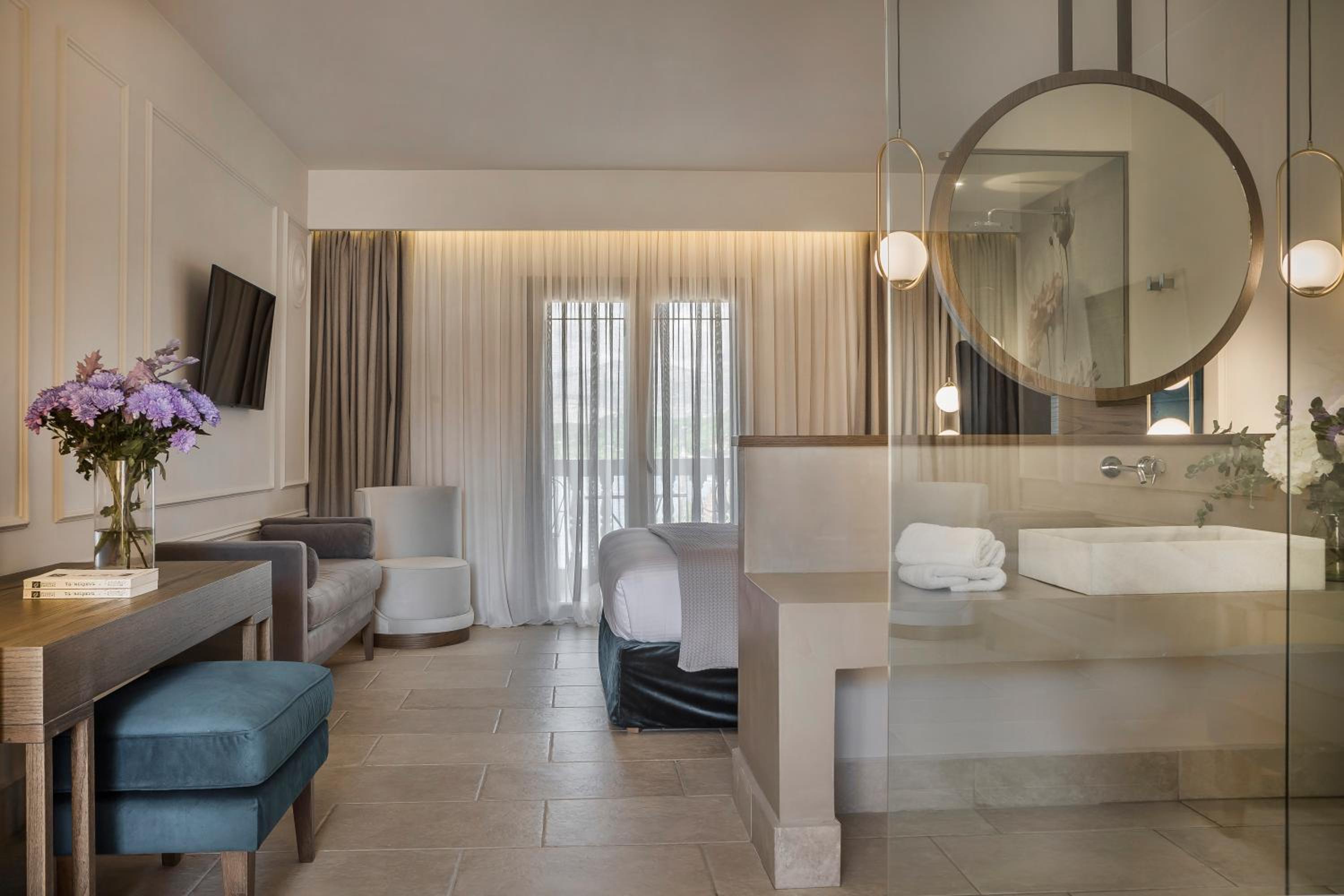 Deluxe Double Room with Side Sea View