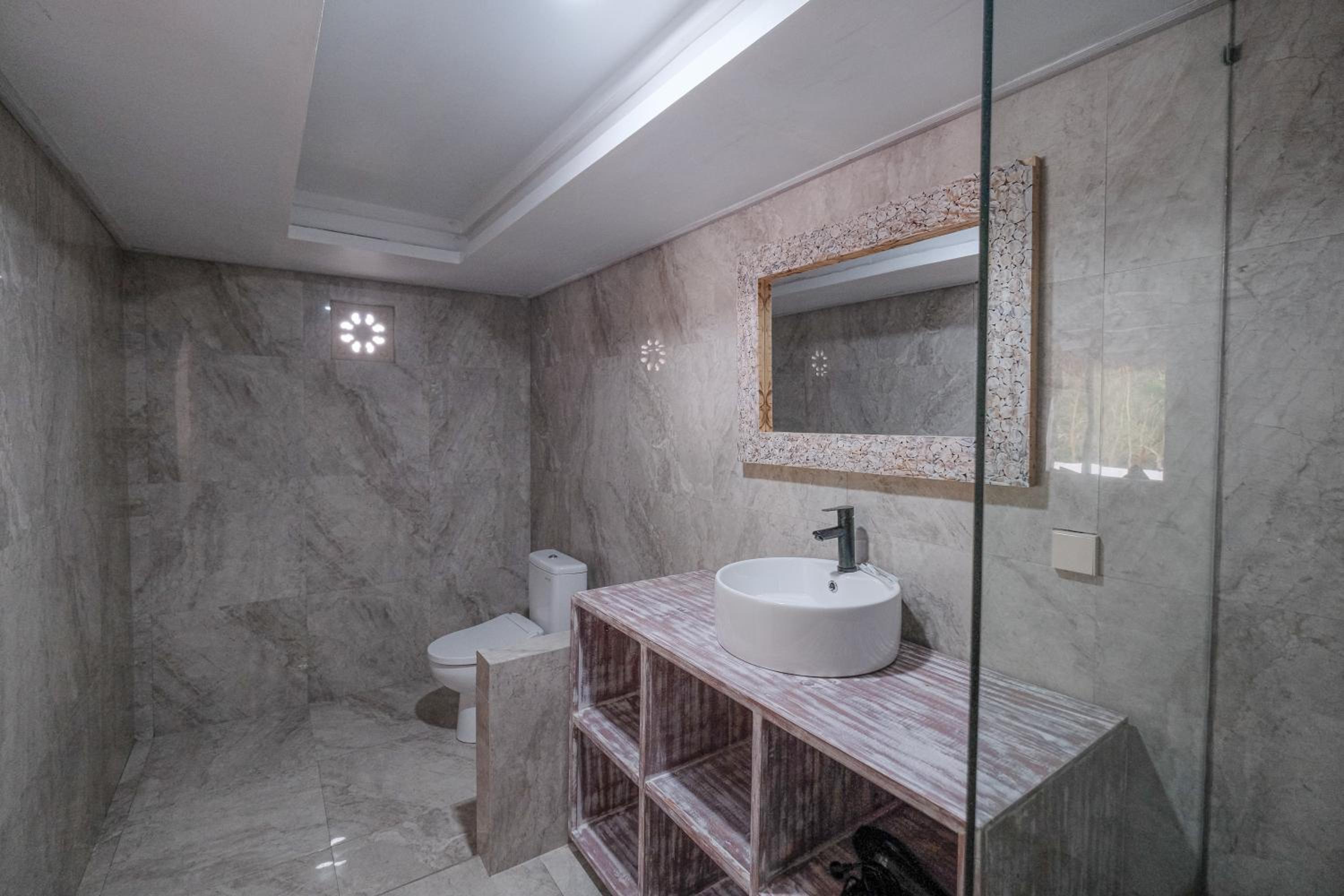 Deluxe King Room - Photo 14