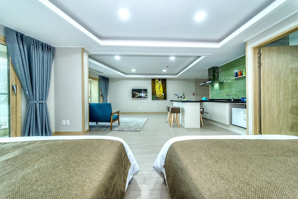 Family Room (Luxury A) - Photo 3