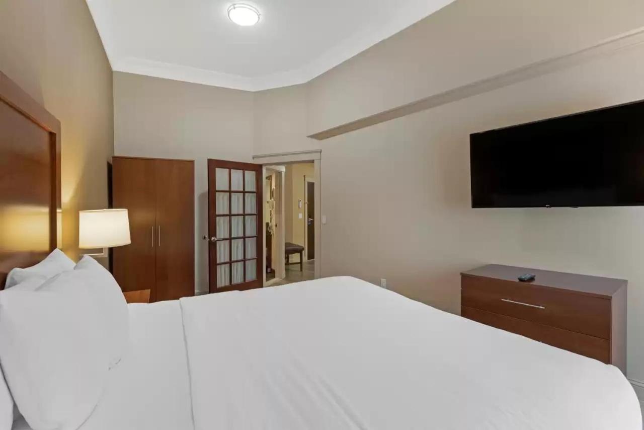 King Suite with Sofa Bed - Non Smoking - Photo 3