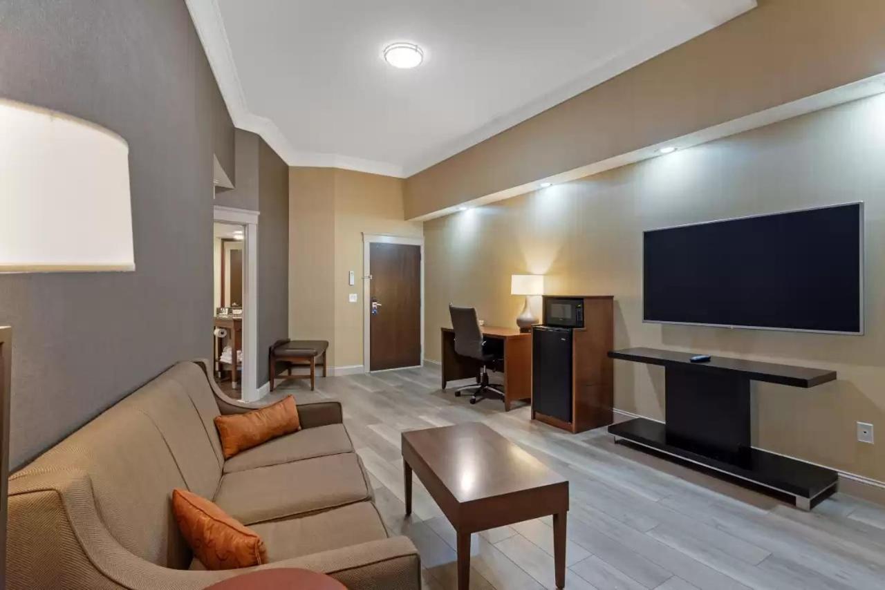 King Suite with Sofa Bed - Non Smoking - Photo 1