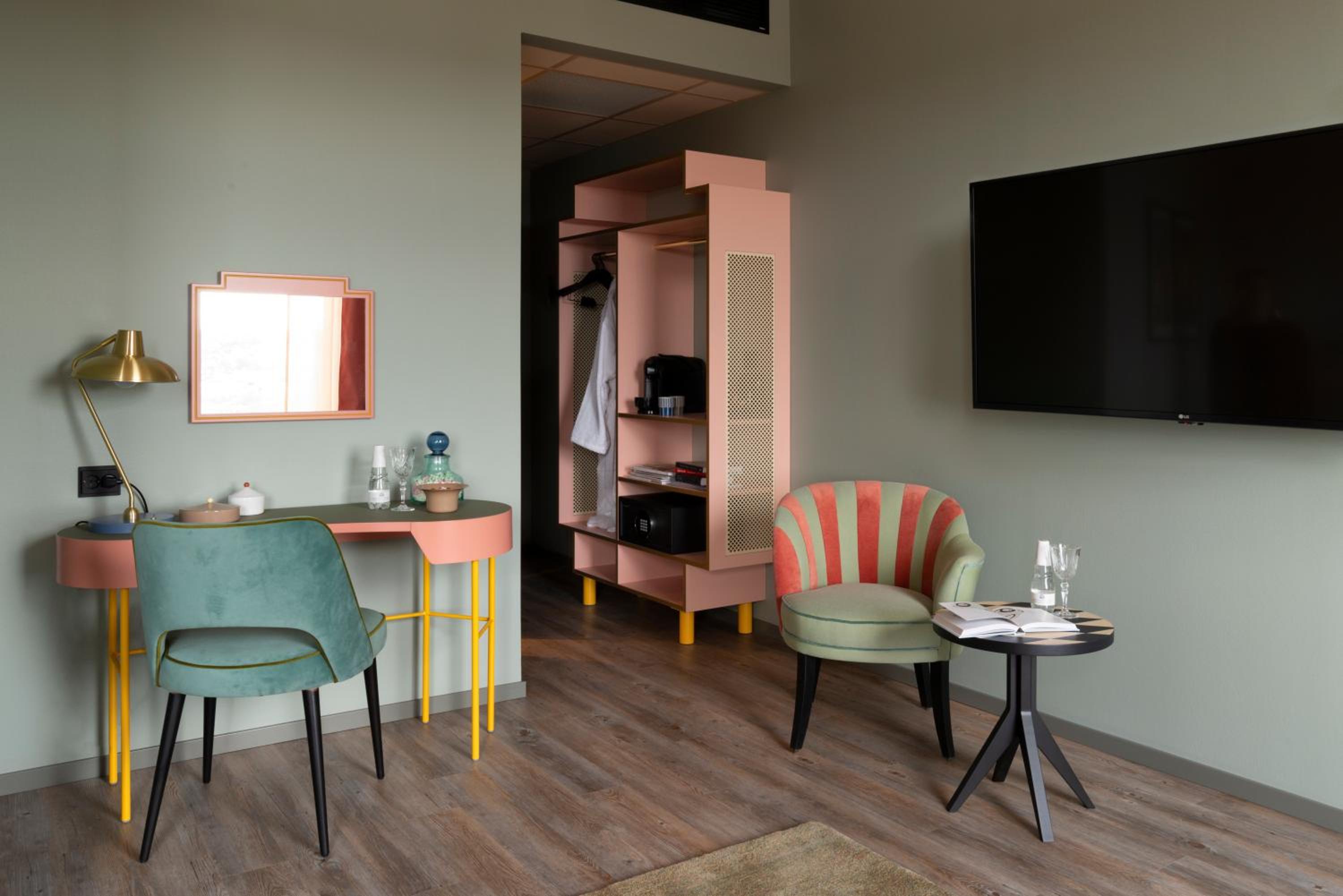 Family Room with One King and One Single Bed and Sofa Bed - Non-Smoking - Photo 2