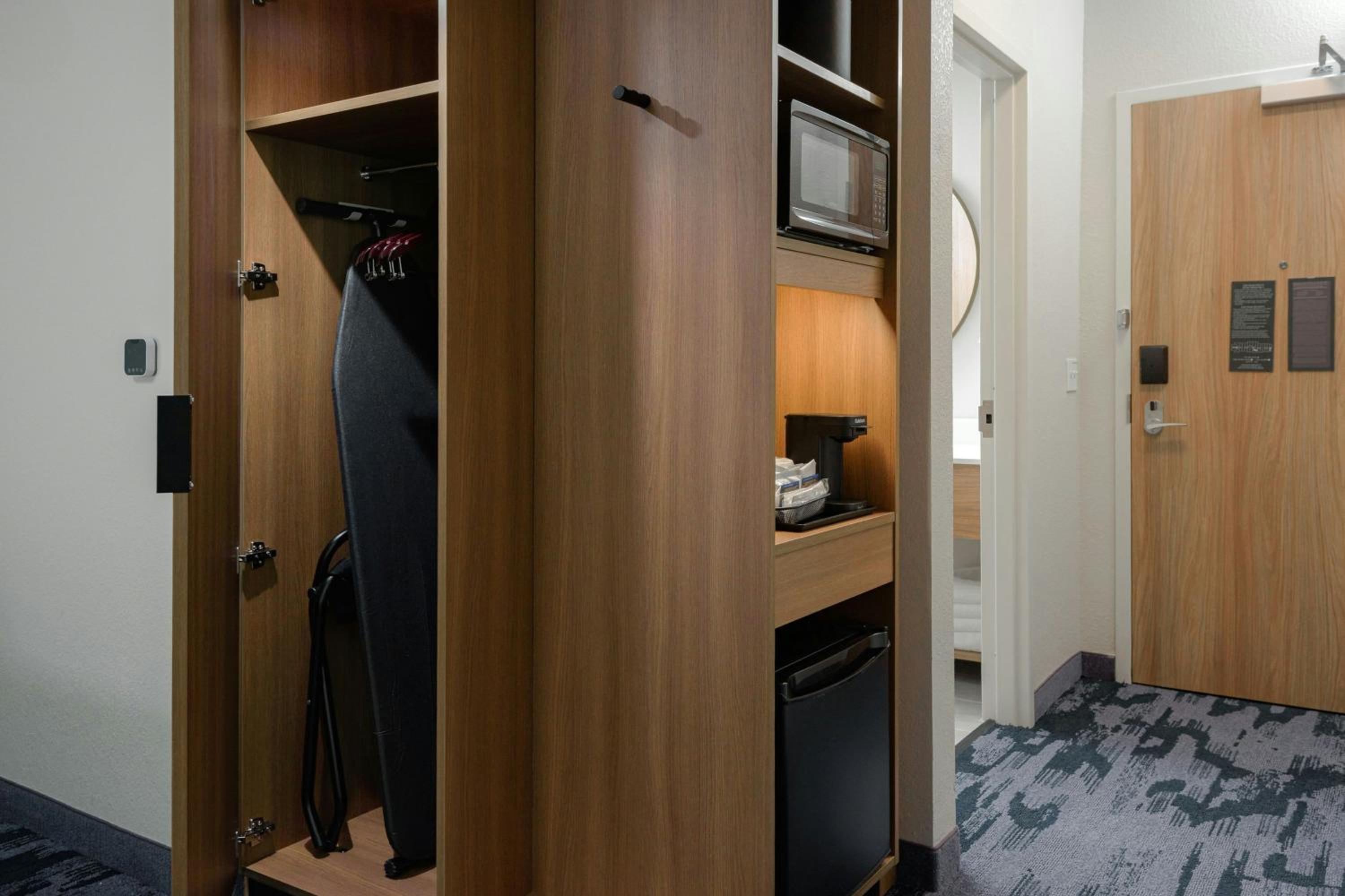 Deluxe Queen Room with Sofa Bed - Mobility Accessible with Tub photo 3
