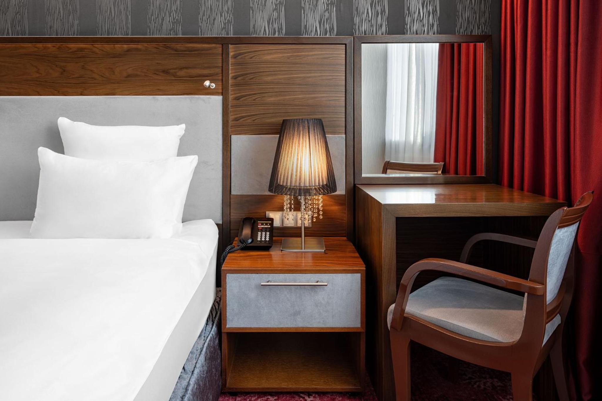 Junior King Suite with Spa Bath - Lane Side - Photo 1
