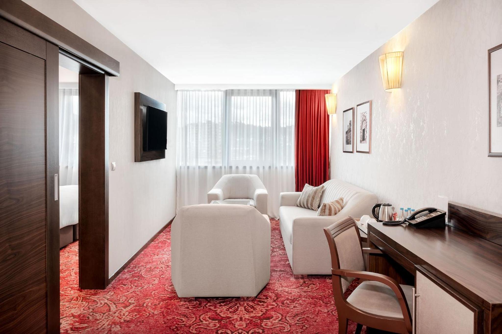 Junior King Suite with Spa Bath - Lane Side - Photo 2