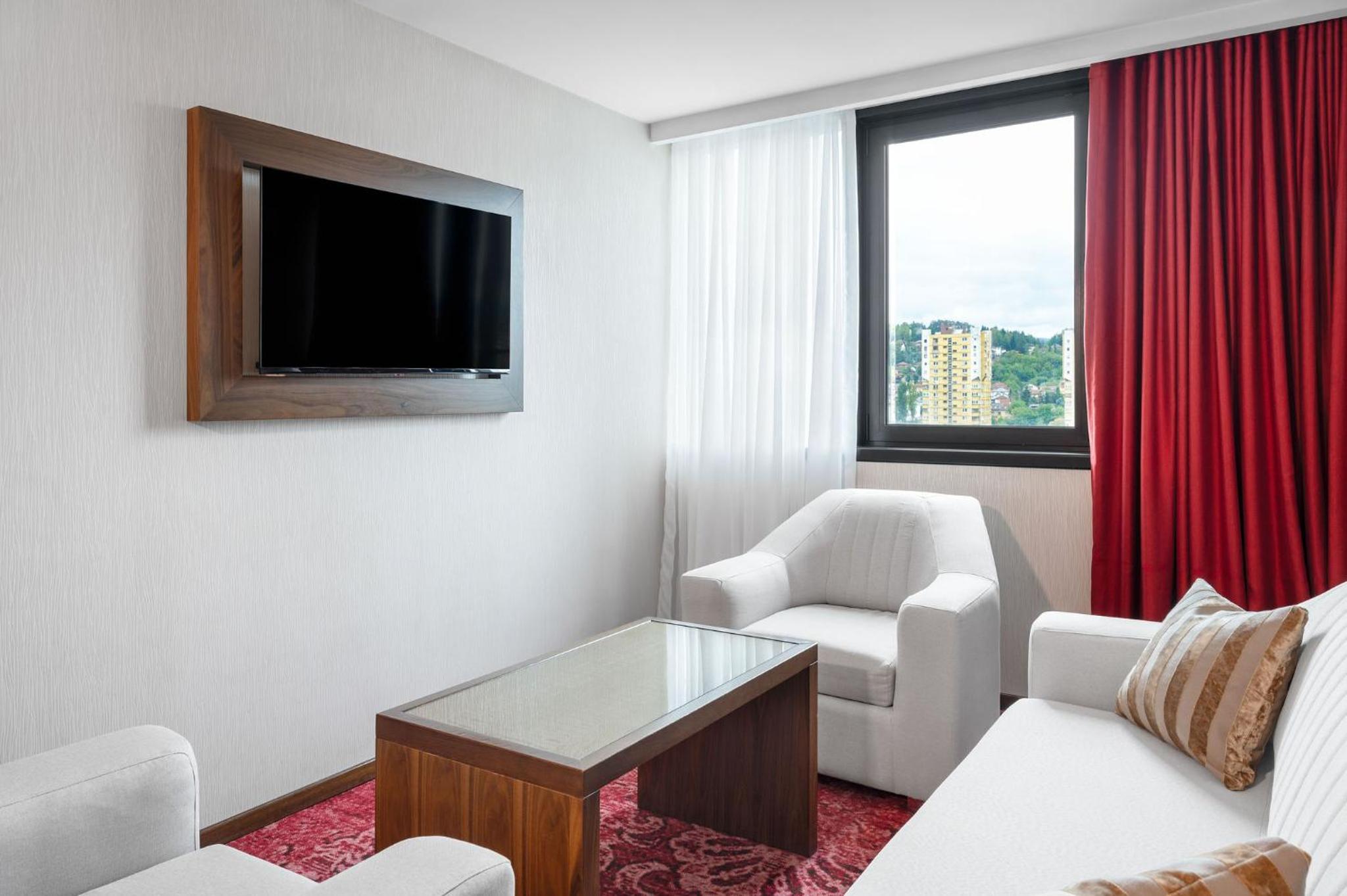 Junior King Suite with Spa Bath - Lane Side - Photo 3