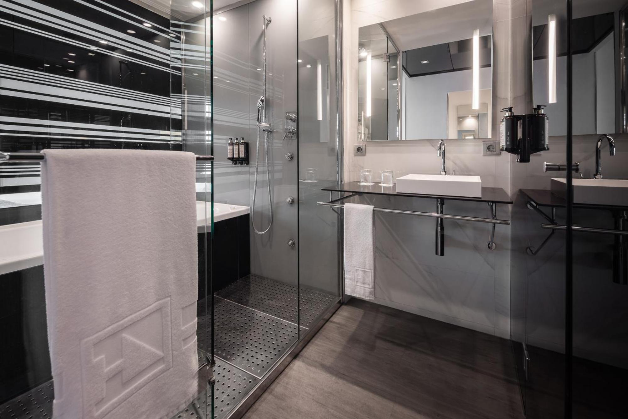 Suite - Photo 3