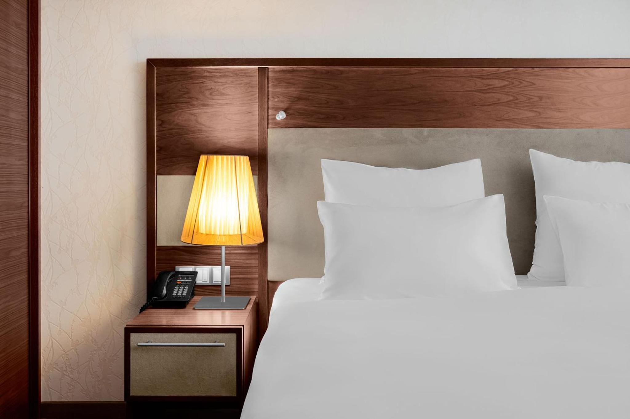Junior King Suite with Spa Bath - Lane Side - Photo 4