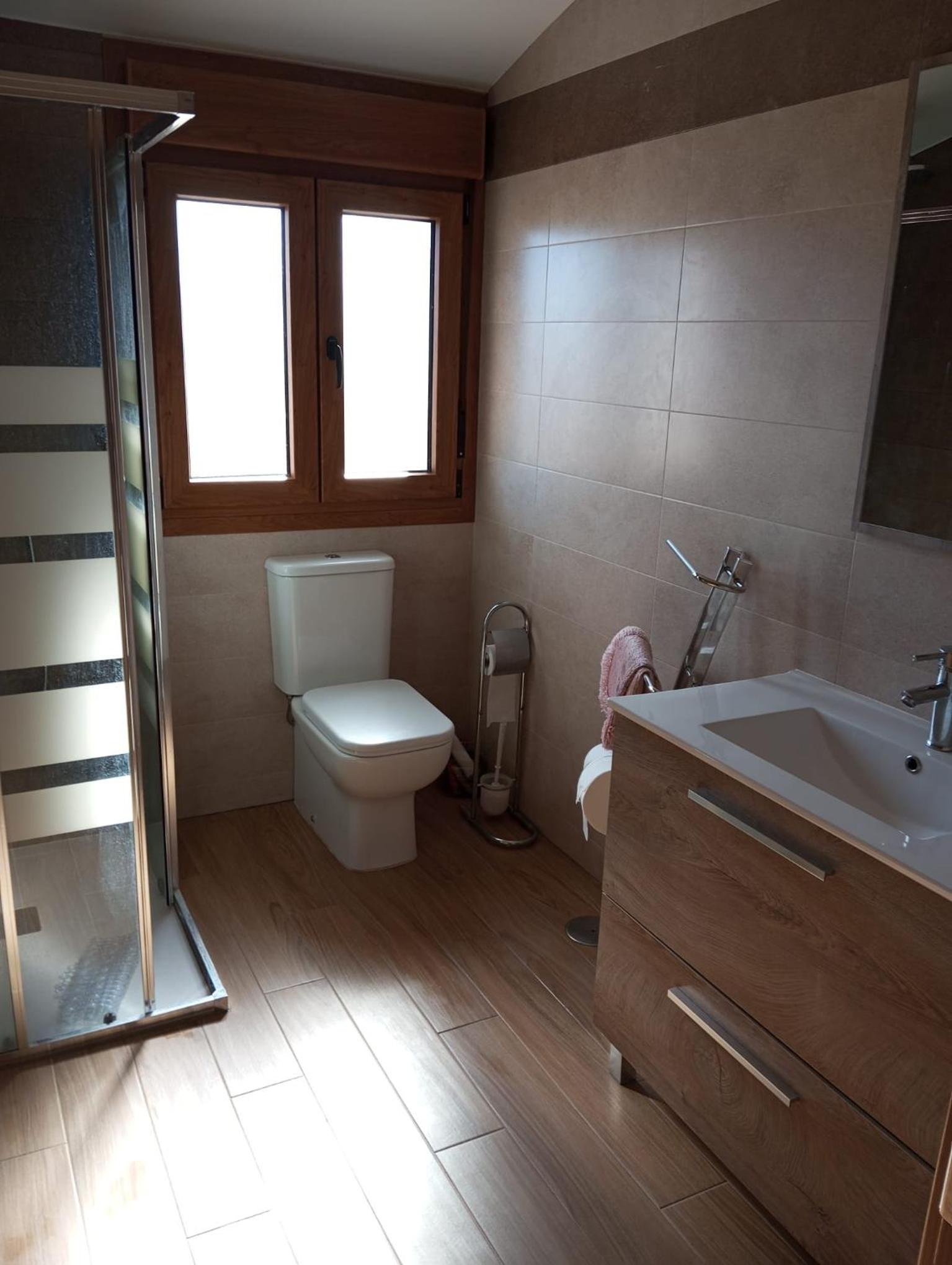 Six-Bedroom House photo 3