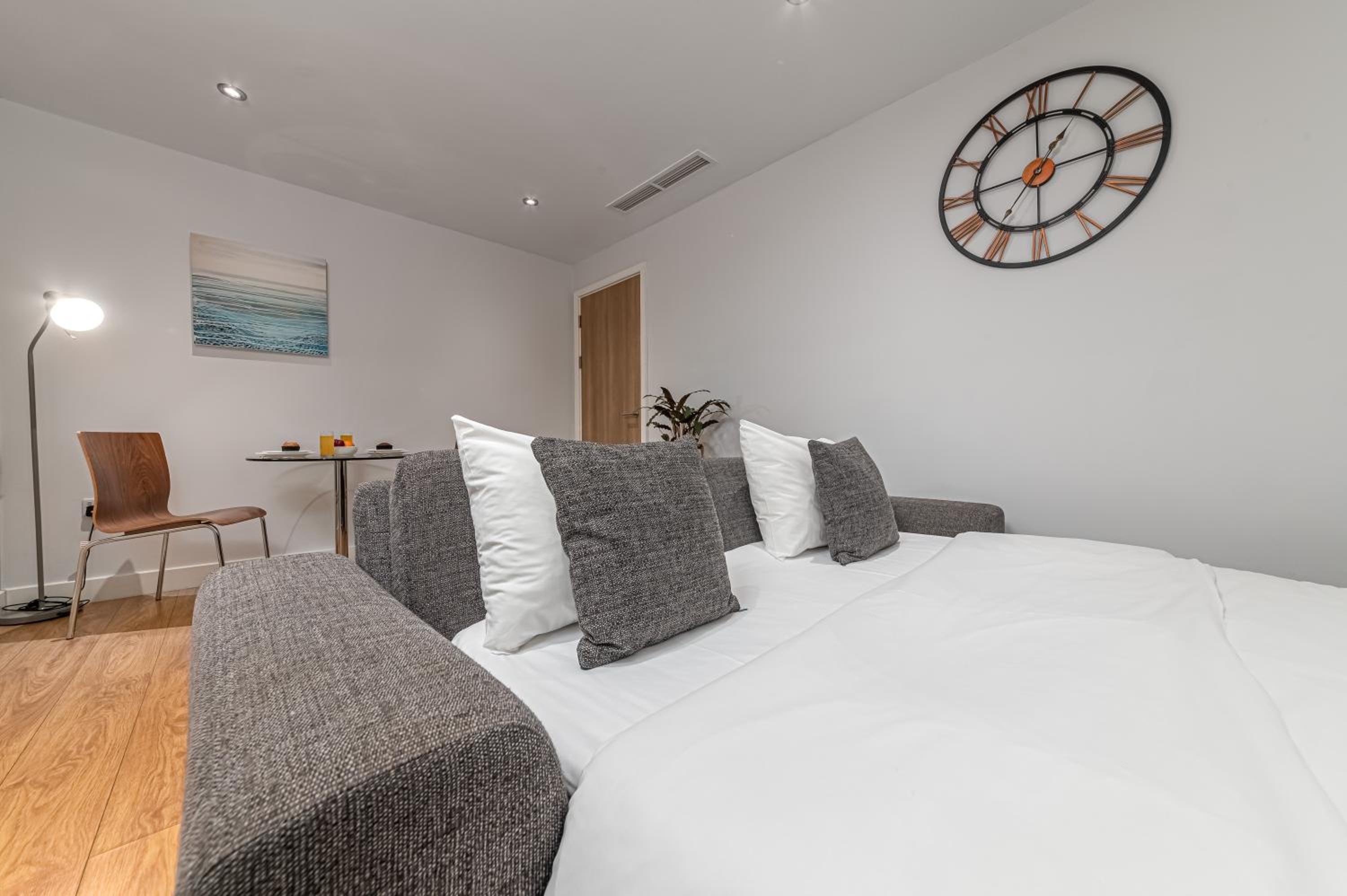 One-Bedroom Apartment with Sofa Bed - Photo 13