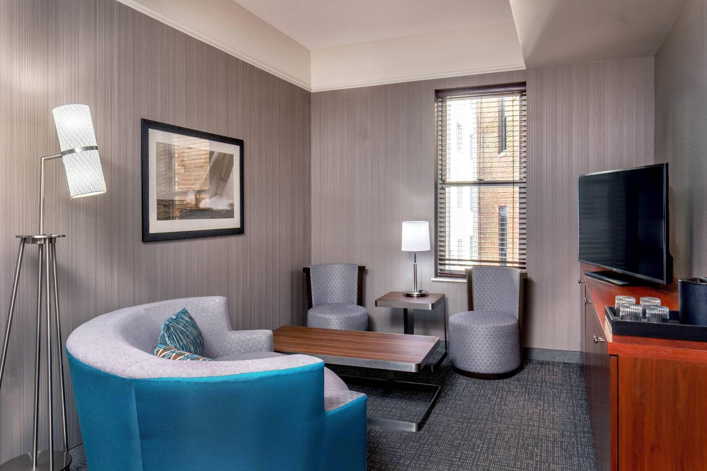 One-Bedroom Queen Suite with Two Queen Beds and Sofa Bed - Photo 4